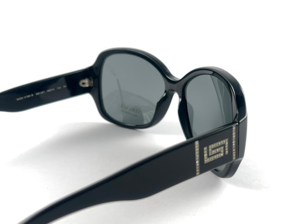 New Vintage Gianni Versace M 4166B Black Butterfly Frame 2000'S Italy Sunglasses For Sale 2