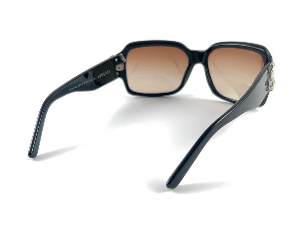 New Vintage Gianni Versace M 4170 Black Frame 2000's Italy Sunglasses en vente 6