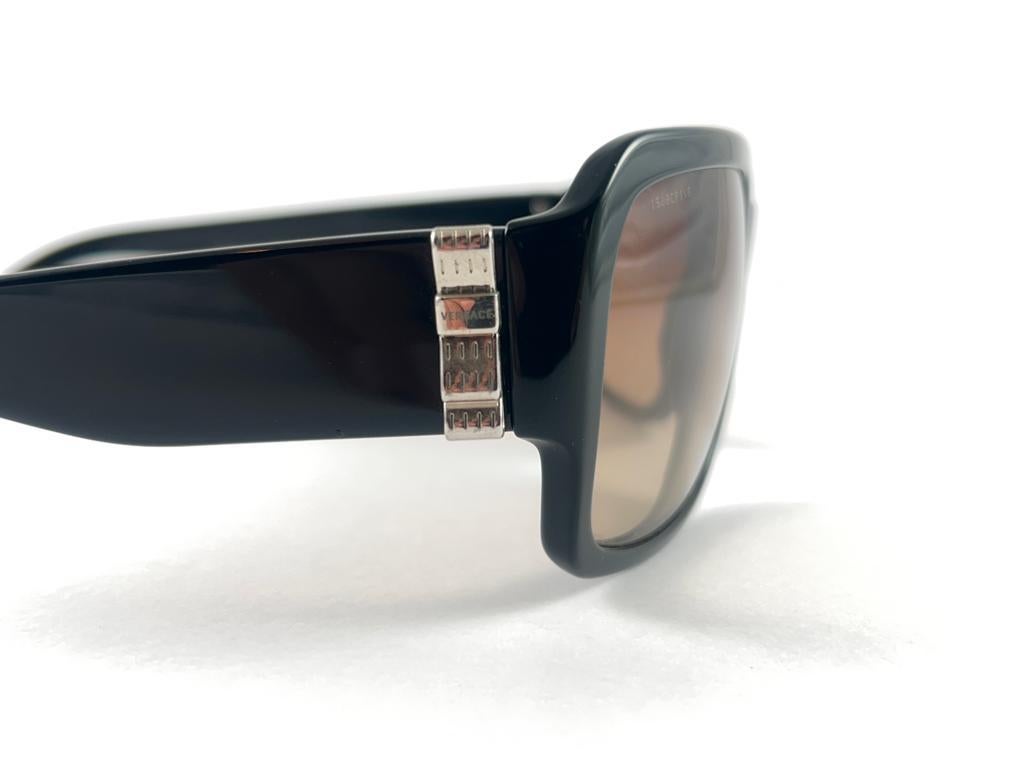 Marron New Vintage Gianni Versace M 4170 Black Frame 2000's Italy Sunglasses en vente