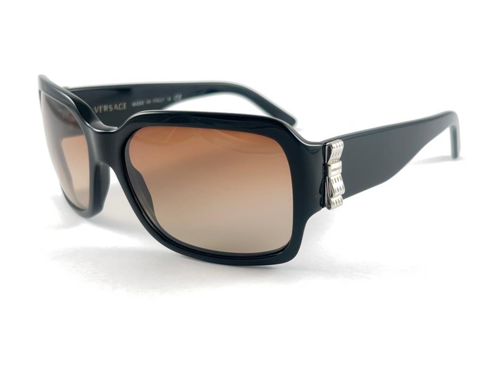 New Vintage Gianni Versace M 4170 Black Frame 2000's Italy Sunglasses Excellent état - En vente à Baleares, Baleares