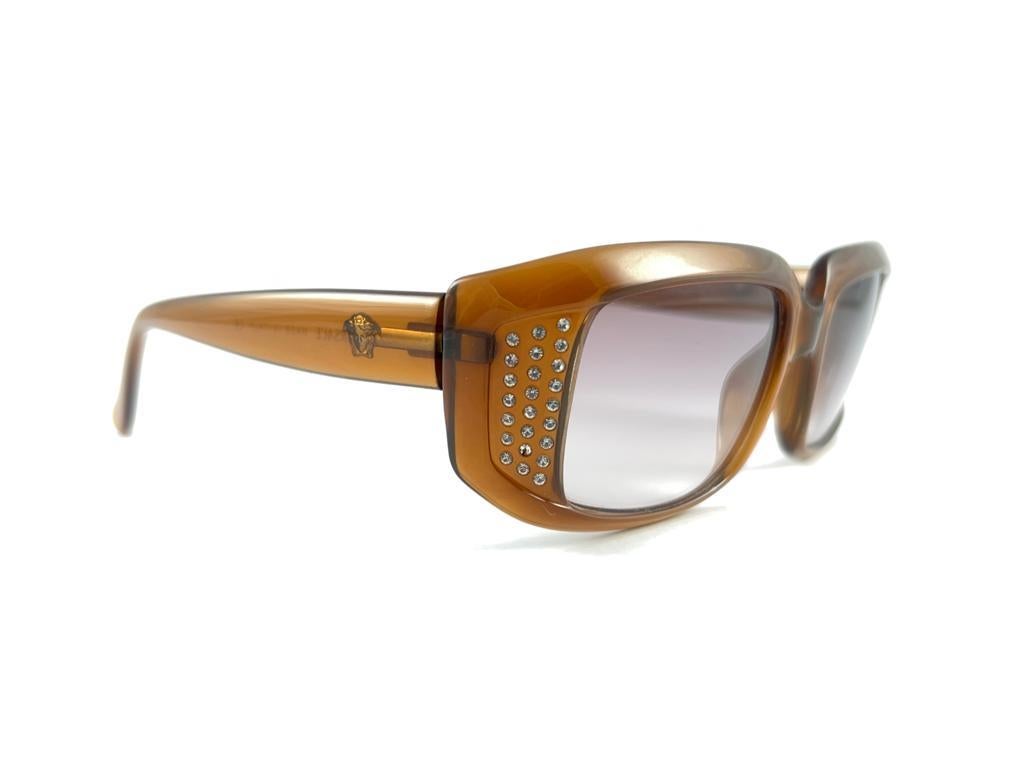 New Vintage Gianni Versace Mod 4035B Translucent Honey 2000'S Italy Sunglasses For Sale 4