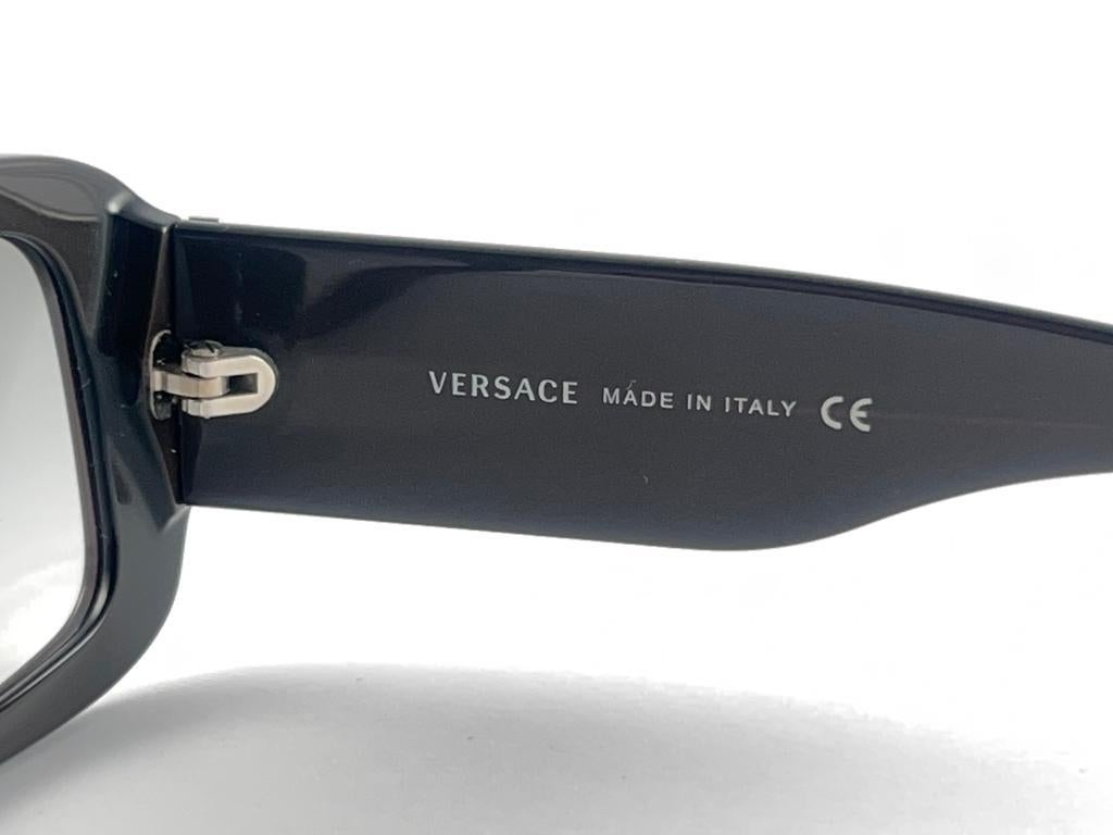 Nouveau Vintage Gianni Versace MOD 4146B Lunettes de soleil à monture marron, Italie, années 2000 en vente 4