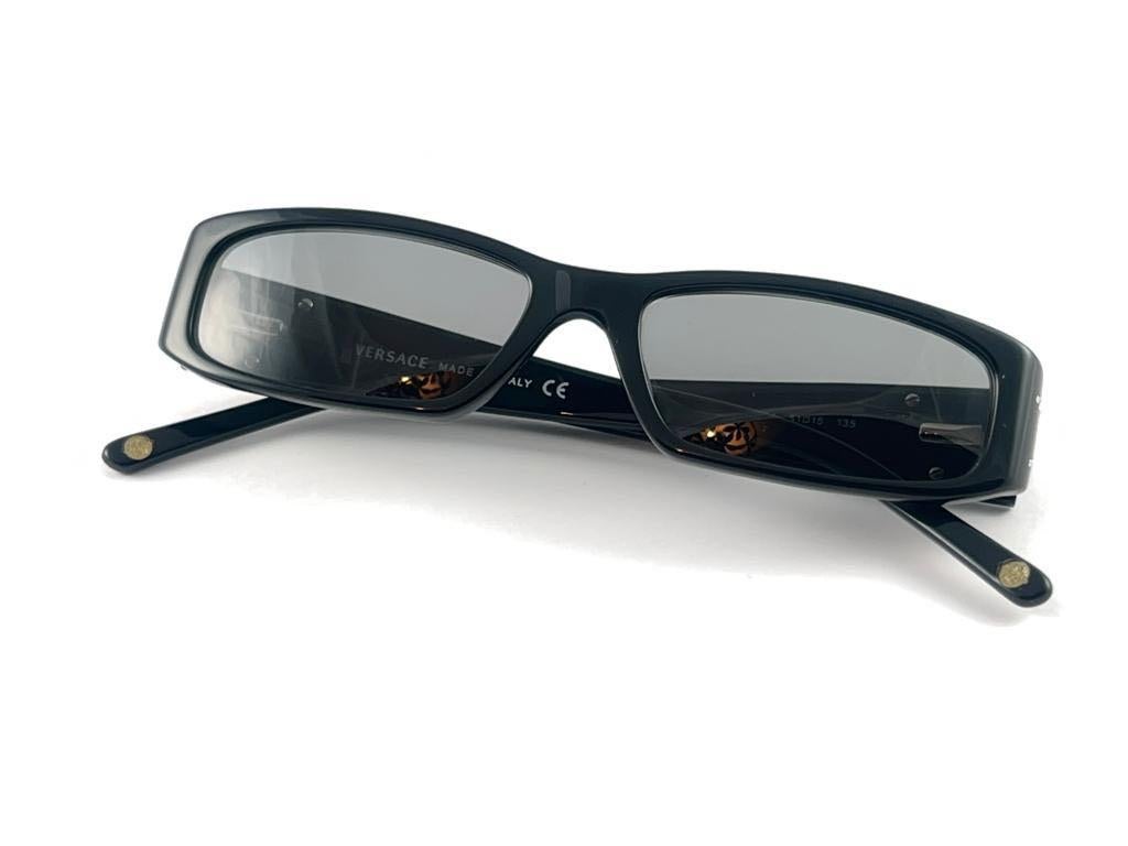 New Vintage Gianni Versace Sleek Black Sunglasses 1990's Made in Italy In New Condition In Baleares, Baleares