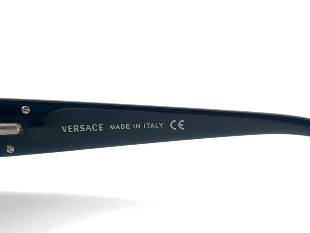Women's or Men's New Vintage Gianni Versace Sleek Black Sunglasses 1990's Made in Italy
