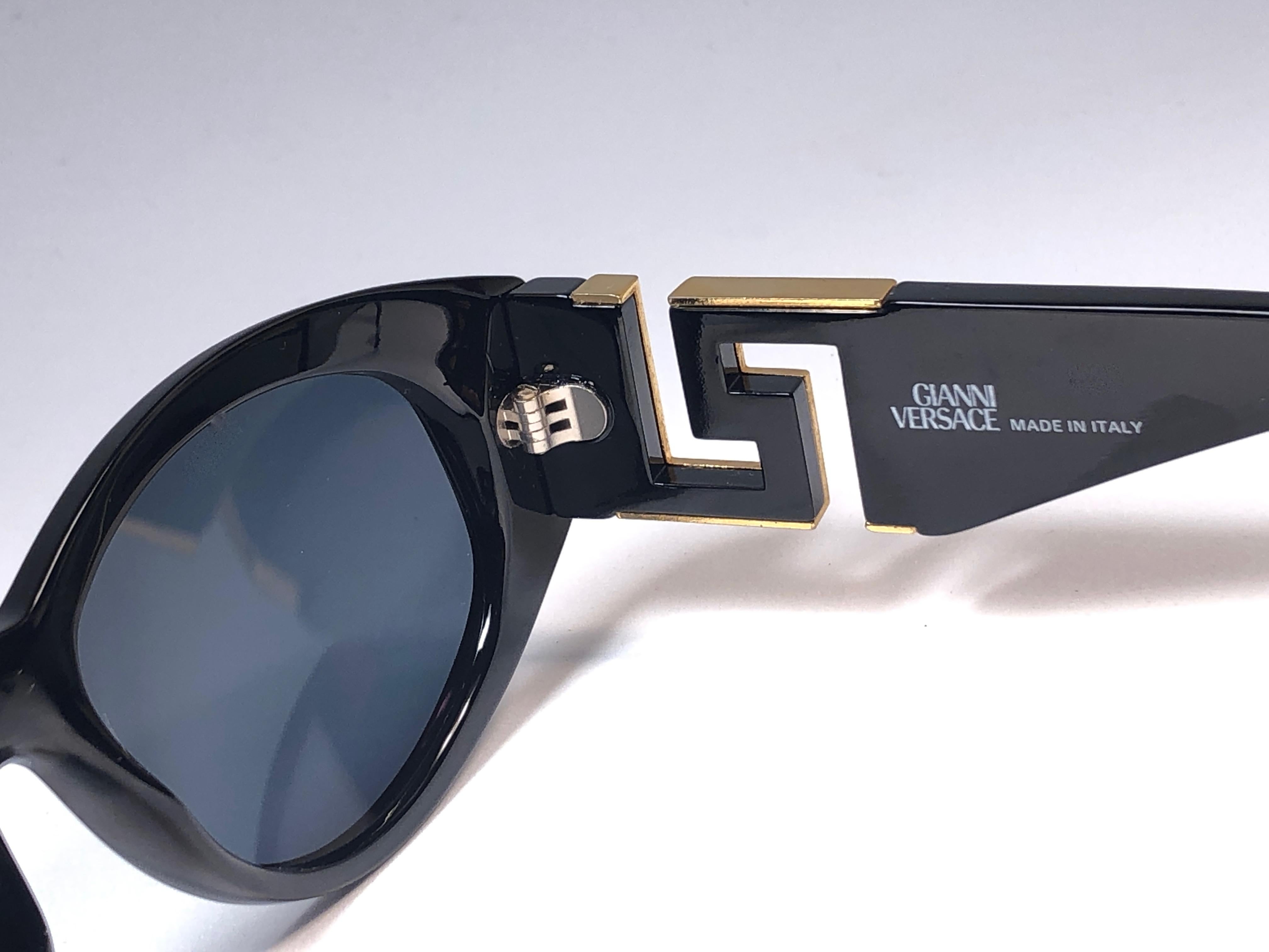 Women's or Men's New Vintage Gianni Versace T24 C Sleek Black Sunglasses 1990's Made in Italy
