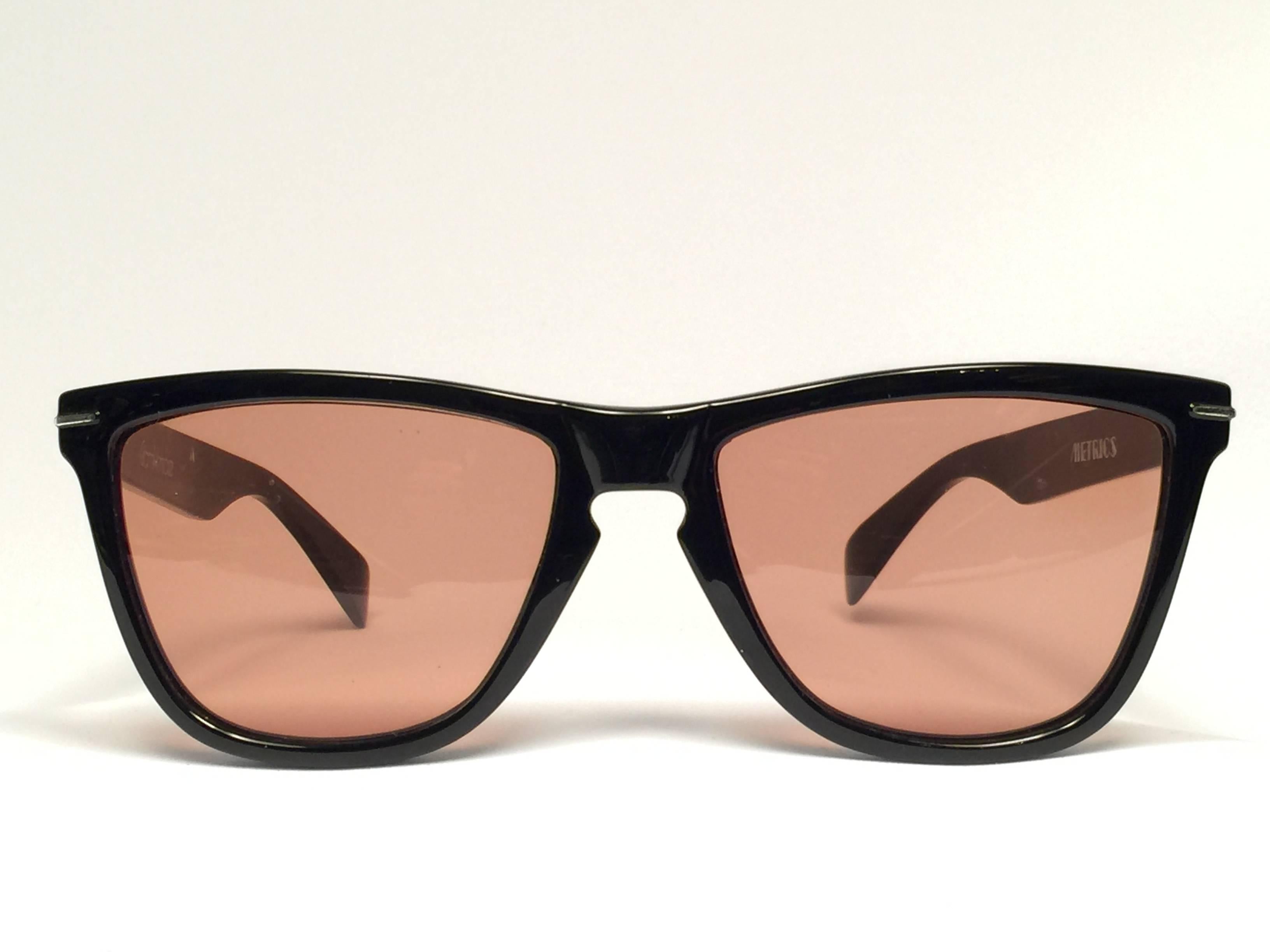 New Vintage Gianni Versace sleek black warfare style frame with medium brown lenses.

New never worn or displayed. This pair could show minor sign of wear due to storage.

Made in italy.
