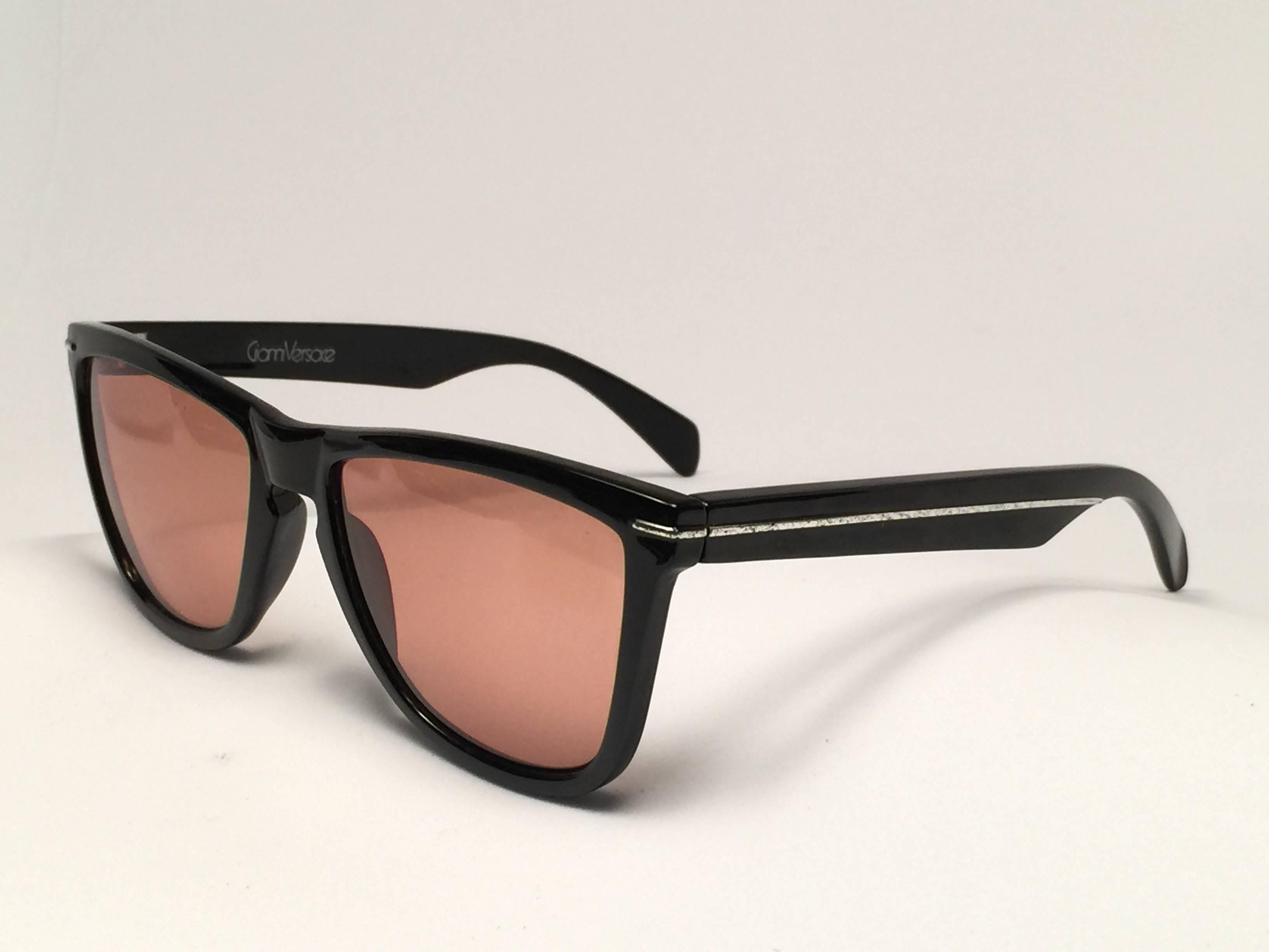 Women's or Men's New Vintage Gianni Versace Wayfarer Metrics Sunglasses 1990's Made in Italy
