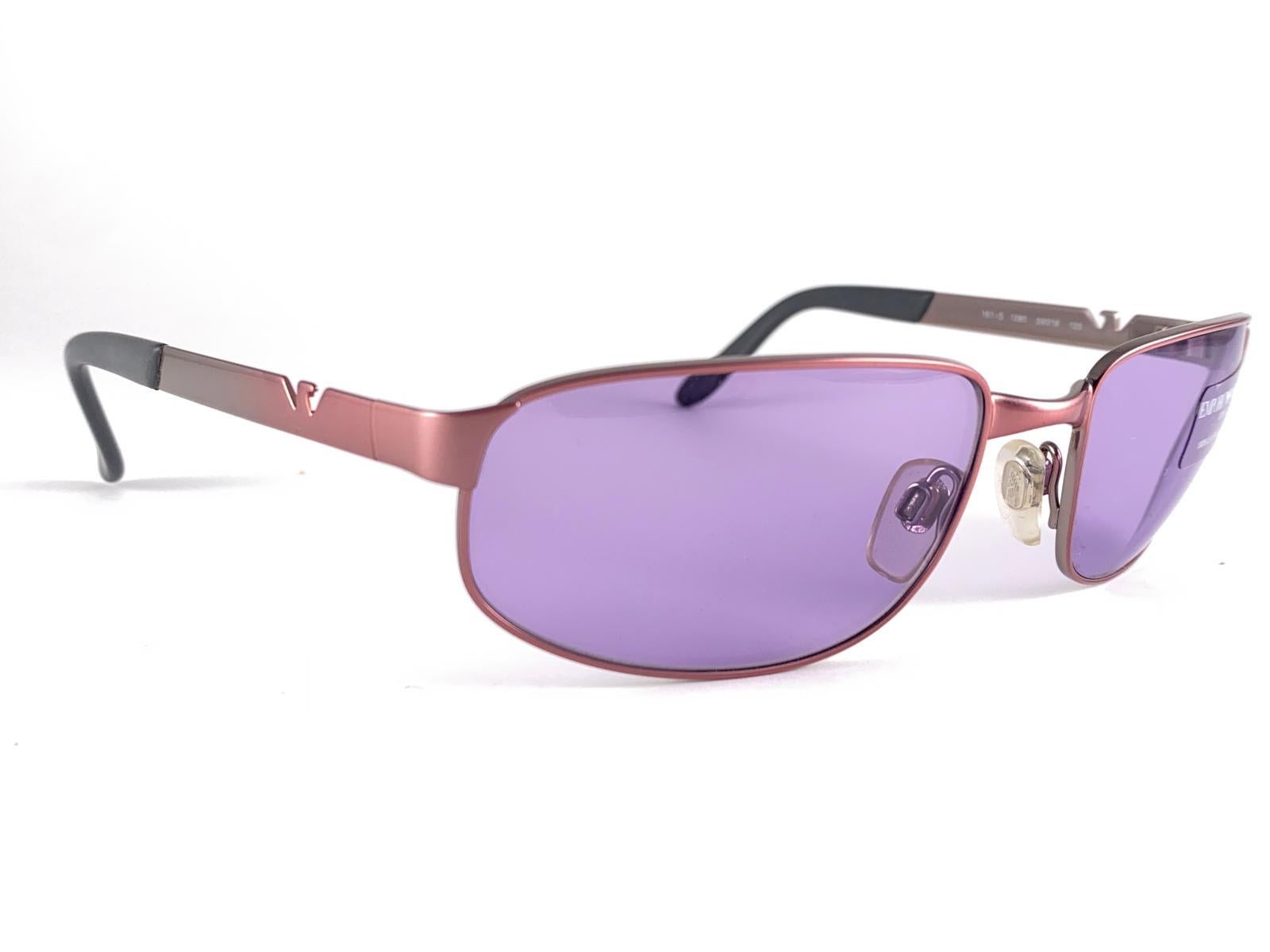 


New Vintage Giorgio Armani Metallic Purple Frame With Medium Lilac  Lenses.

Made In Italy.
 
Produced And Design In 2000'S.

New, Never Worn Or Displayed.

Front : 14 Cms
Lens Height : 3.6 Cms
Lens Width : 6 Cms


