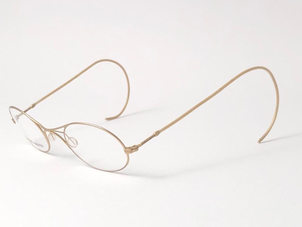New Vintage Rare Giorgio Armani 228 ultra light gold oval matte frame.

Made in Italy.
 
Produced and design in 1990's.

New, never worn or displayed.

FRONT : 12.5 cms
LENS HEIGHT : 3.2 CMS
LENS WIDTH : 4.7 CMS
TEMPLES : 11.5 CMS
