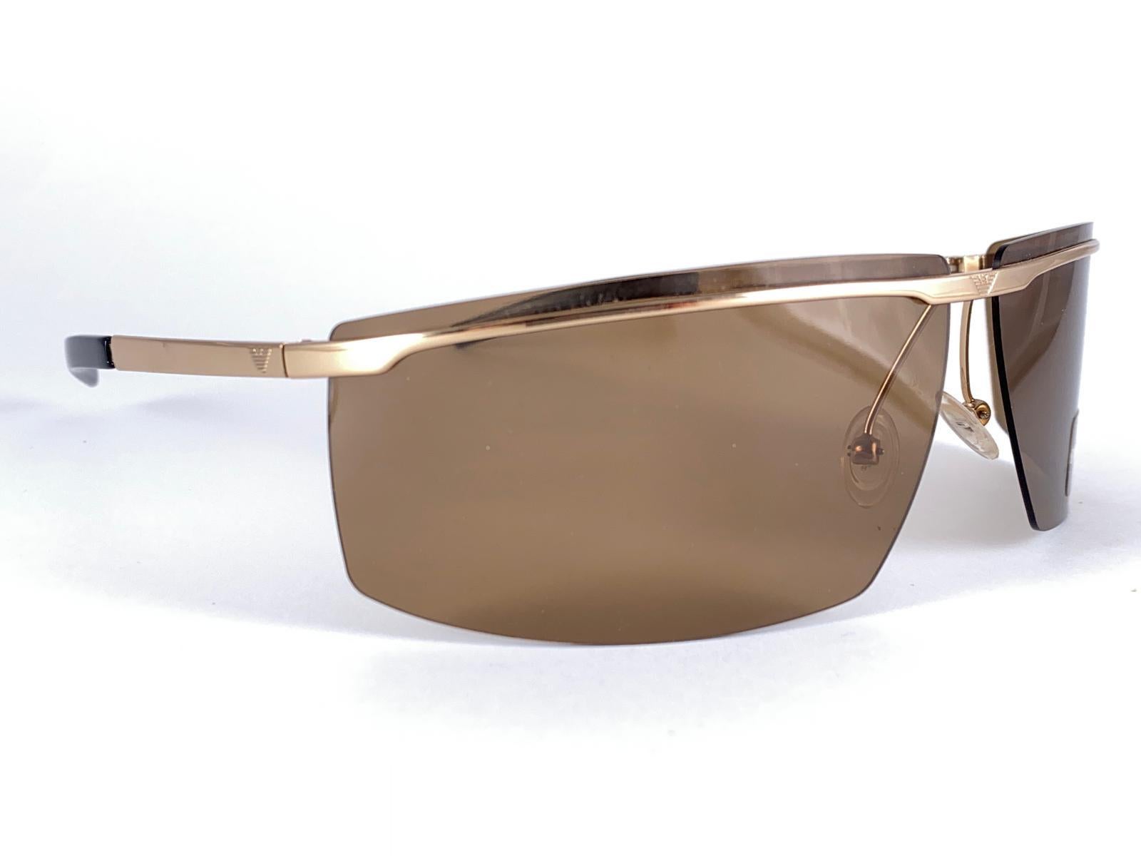 

New Vintage Giorgio Armani Semirimless Gold Frame With Medium Brown  Objectifs.

Fabriqué en Italie.
 
Produit et Design/One dans les années 2000.

Nouveau, jamais porté ni exposé.

Devant : 19 cm
Hauteur de l'objectif : 4,2 cm
Largeur de