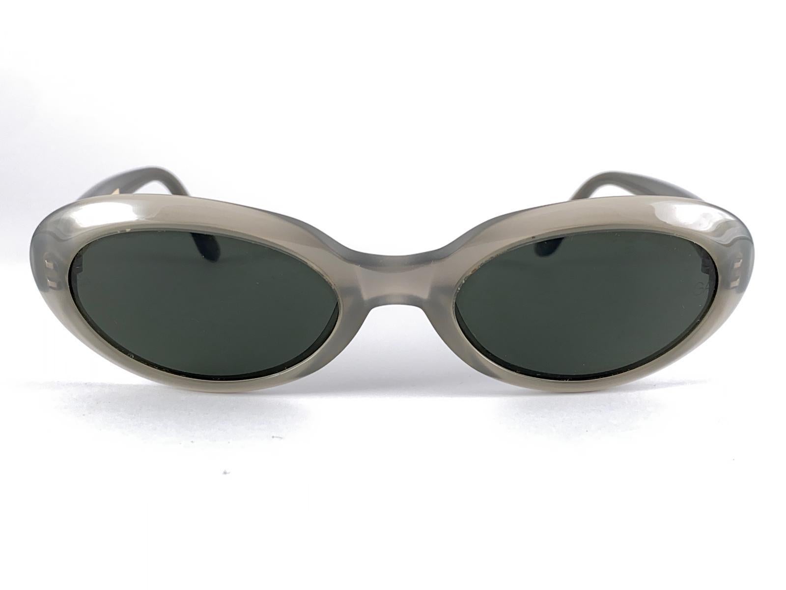 New Vintage Giorgio Armani Small Oval Medium Grey Frame With G15 Grey Lenses.

Made In Italy.
 
Produced And Design In 1990'S.

New, Never Worn Or Displayed.

Front : 13 Cms
Lens Height : 3.5 Cms
Lens Width : 5 Cms
