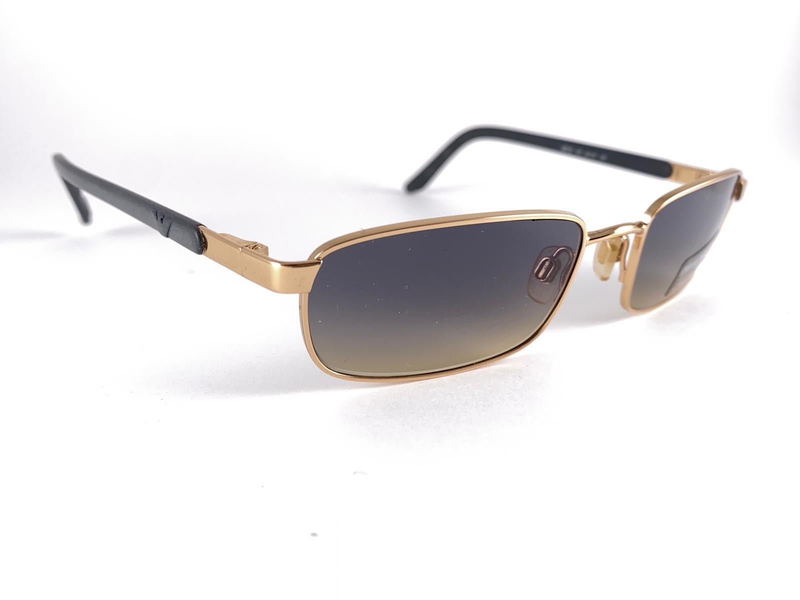 New Vintage Giorgio Armani Rectangular Gold Frame With Grey Gradient  Lenses.

Made In Italy.
 
Produced And Design In 1990'S.

New, Never Worn Or Displayed.

Front : 14 Cms
Lens Height : 3.5 Cms
Lens Width : 5.5 Cms