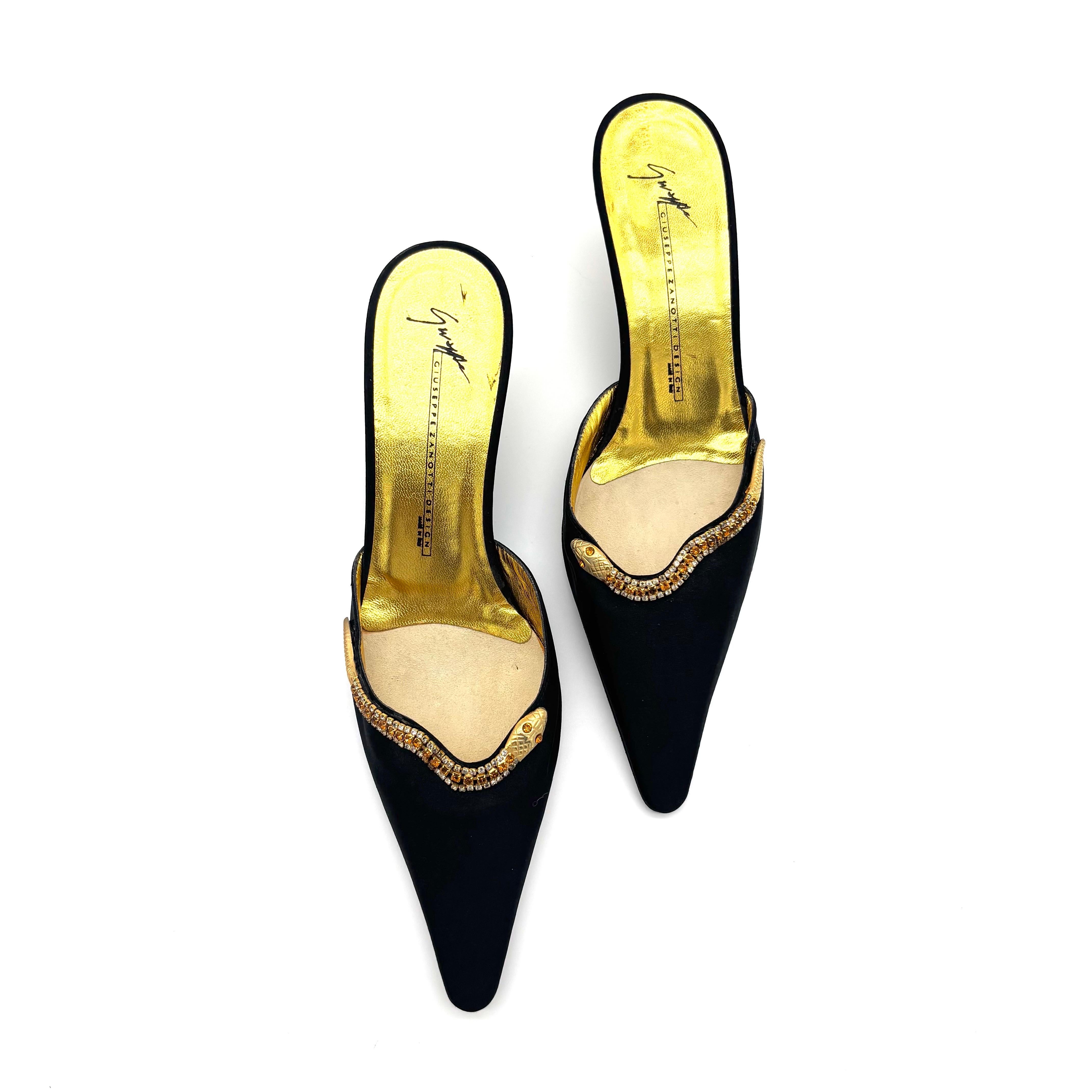 Vintage Giuseppe Zanotti Snake Rhinestone Embellished Mules

Couleur Noir
Taille 7.5B
Dessus en satin 
Semelle en cuir
Bout pointu
Finition dorée avec strass multicolores
Fabriqué en Italie
Hauteur du talon de 2 pouces

Signes d'utilisation normale,