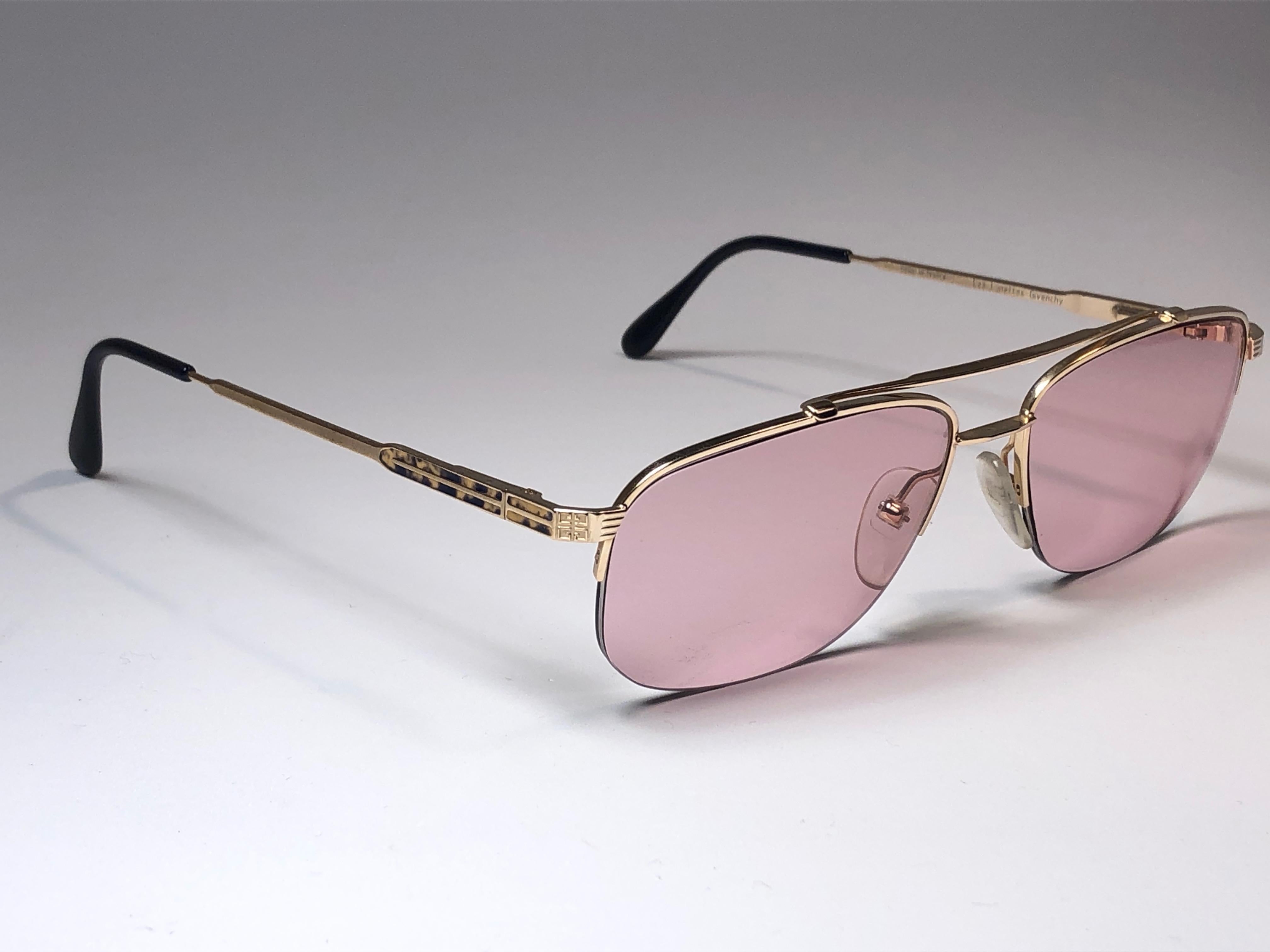 New Givenchy half frame gold plated frame. Spotless rose lenses.

Made in France.
 
Produced and design in 1990's.

This item may show minor sign of wear due to storage.