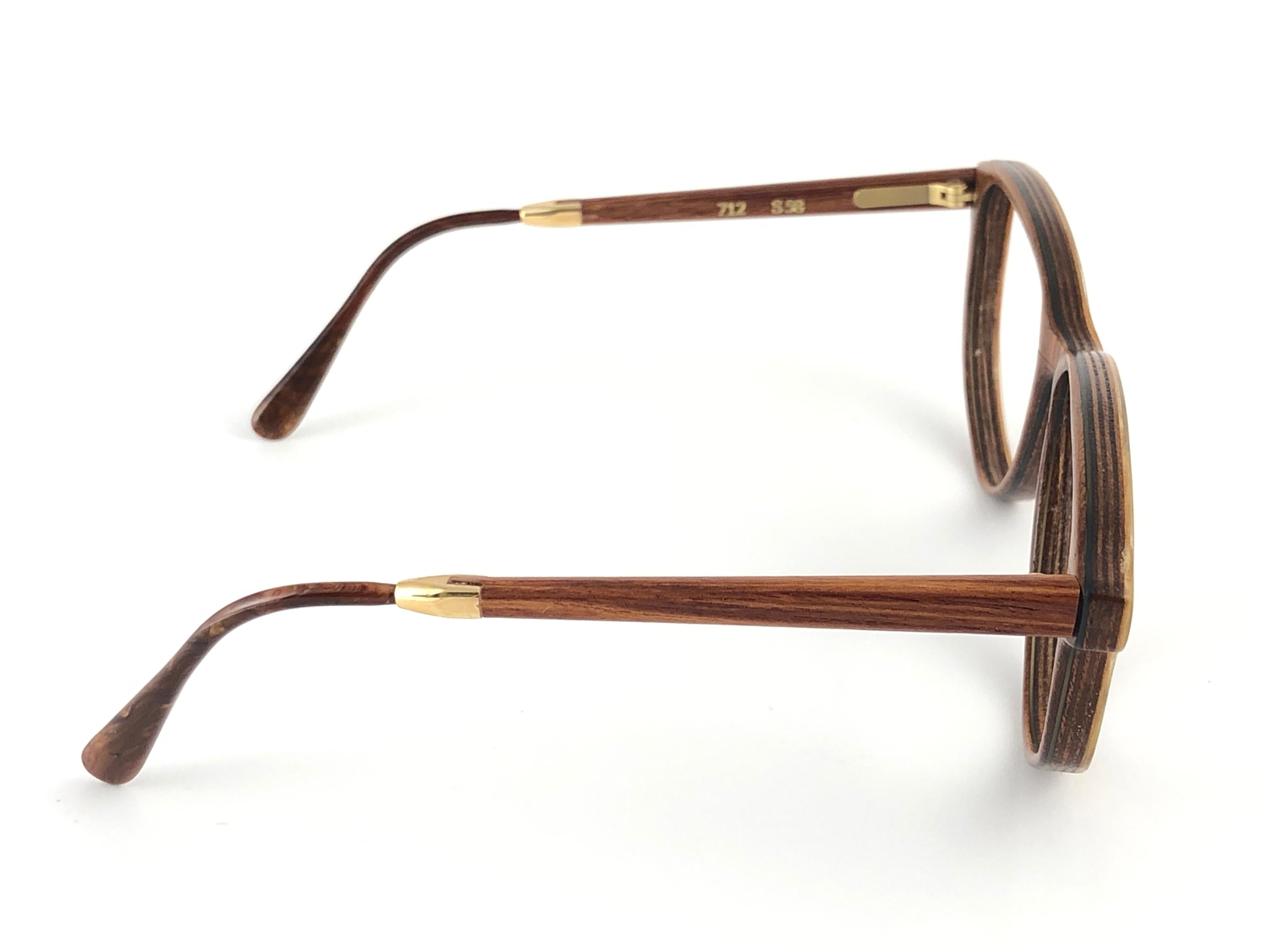 New Vintage Gold & Wood Paris genuine wood frame ready for prescription or reading lenses.
New, never worn or displayed. This pair may have minor sign of wear due to storage. 

Made in France.

Measurements

Frame Width  14 cms
Lens Height  4.2