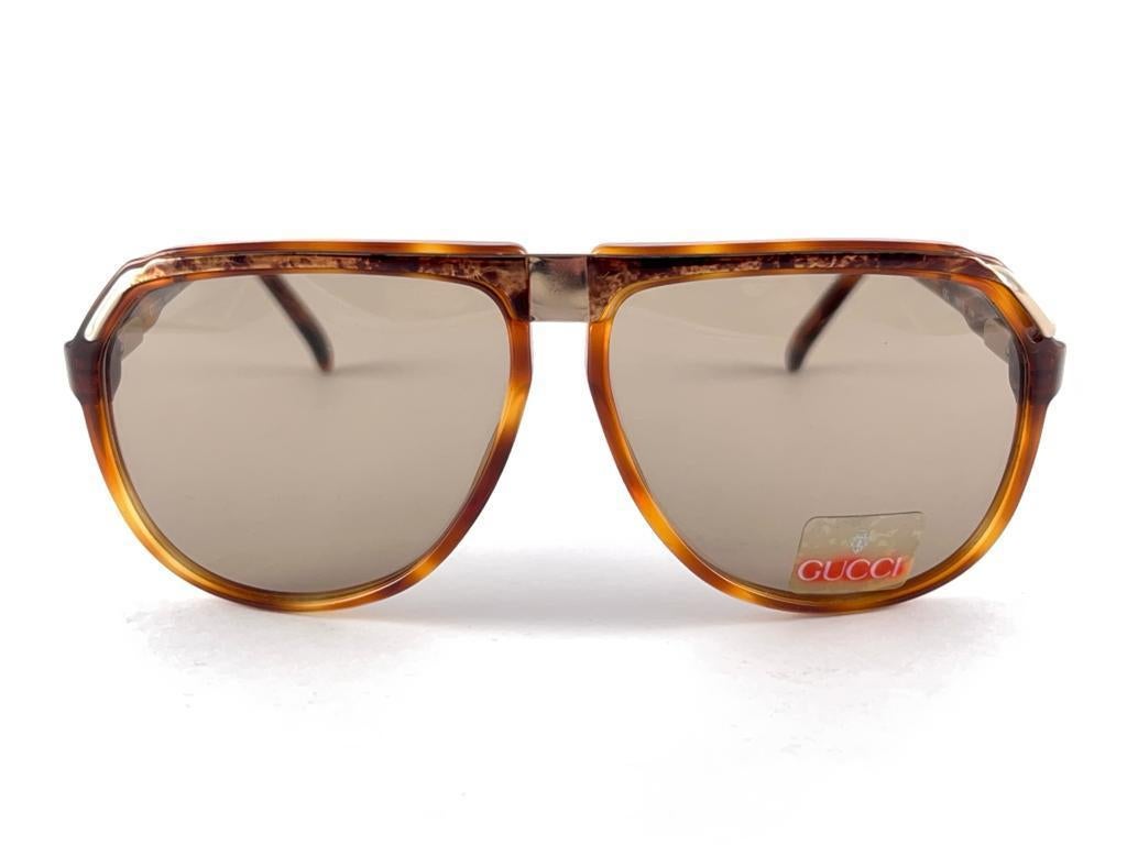 New Vintage Gucci Tortoise Aviator frame.   
New never worn or displayed. 
This item could show minor sign of wear due to nearly 30 years of storage.


 Made in Italy 80's



Front                           14 cms
Lense Hight                 5