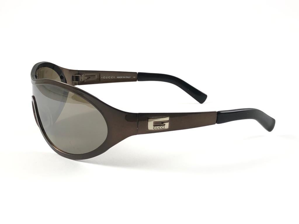 New Vintage Gucci Metallic Dark Brown Frame With Polarised Brown Mono Lens 
New Never Worn Or Displayed. 
This Item Could Show Minor Sign Of Wear Due To Nearly 30 Years Of Storage

 Made In Italy



Measurements


Front                         14.5
