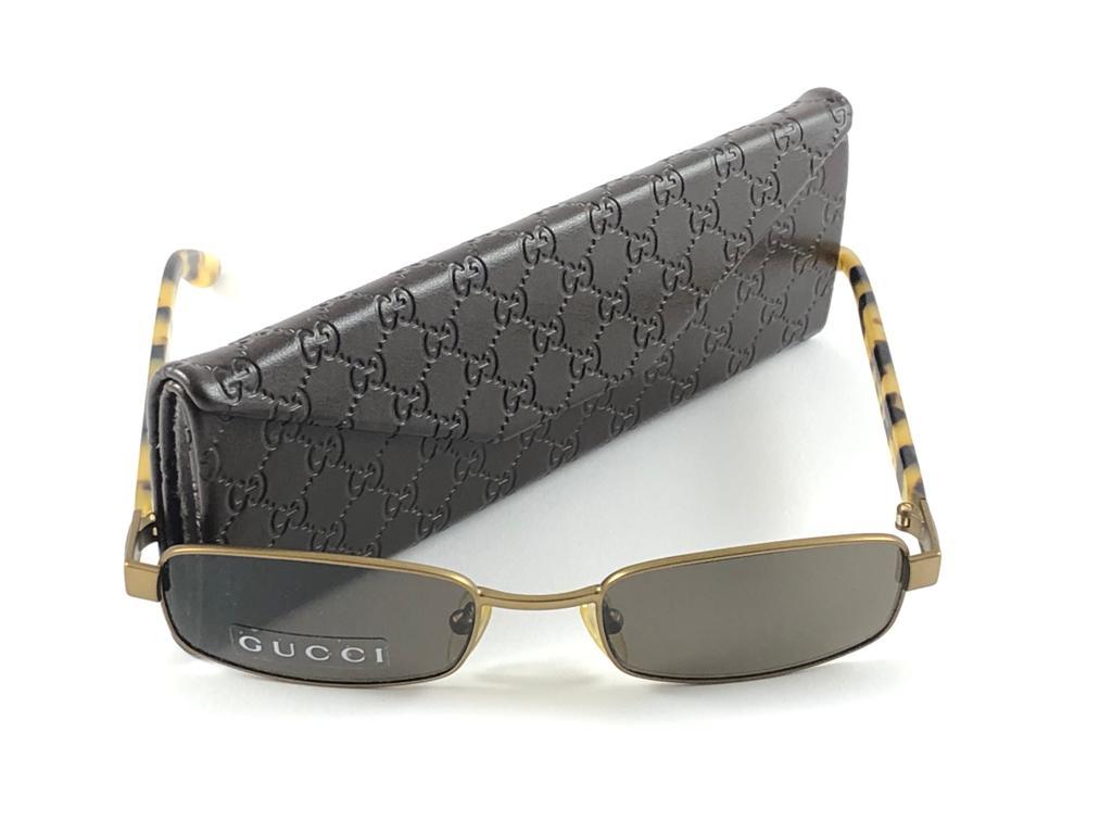 New Vintage Gucci Ocher & Tortoise Rectangular Frame With Medium Brown Lenses
New never worn or displayed. 
This item could show minor sign of wear due to nearly 30 years of storage. Made in Italy.

Front                       13   cm
Lens Hight    