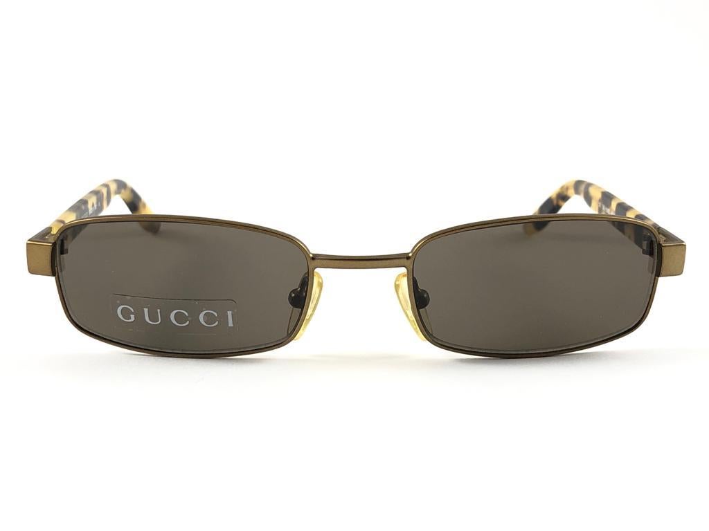 Neu Vintage Gucci 1638/S Ockerfarbene rechteckige Rahmen-Sonnenbrille, 1990er Jahre, Italien Y2K (Grau) im Angebot