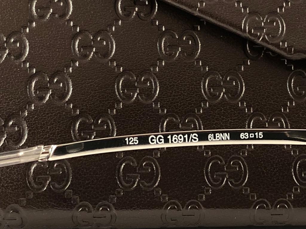 Lunettes de soleil Gucci 1691/S à monture argentée et lunettes grises, Italie, années 90, Neuf en vente 4