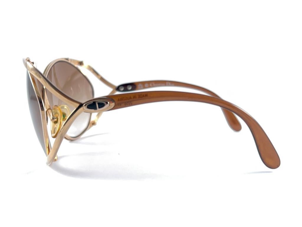 


New Vintage Dior Butterfly Gold And Brown Frame Holding A Pair Of Brown Gradient Lenses. 

New Never Worn Or Displayed. 

This Item Could Show Minor Sign Of Wear Due To Nearly 30 Years Of Storage. 



Made In Austria



Front                     