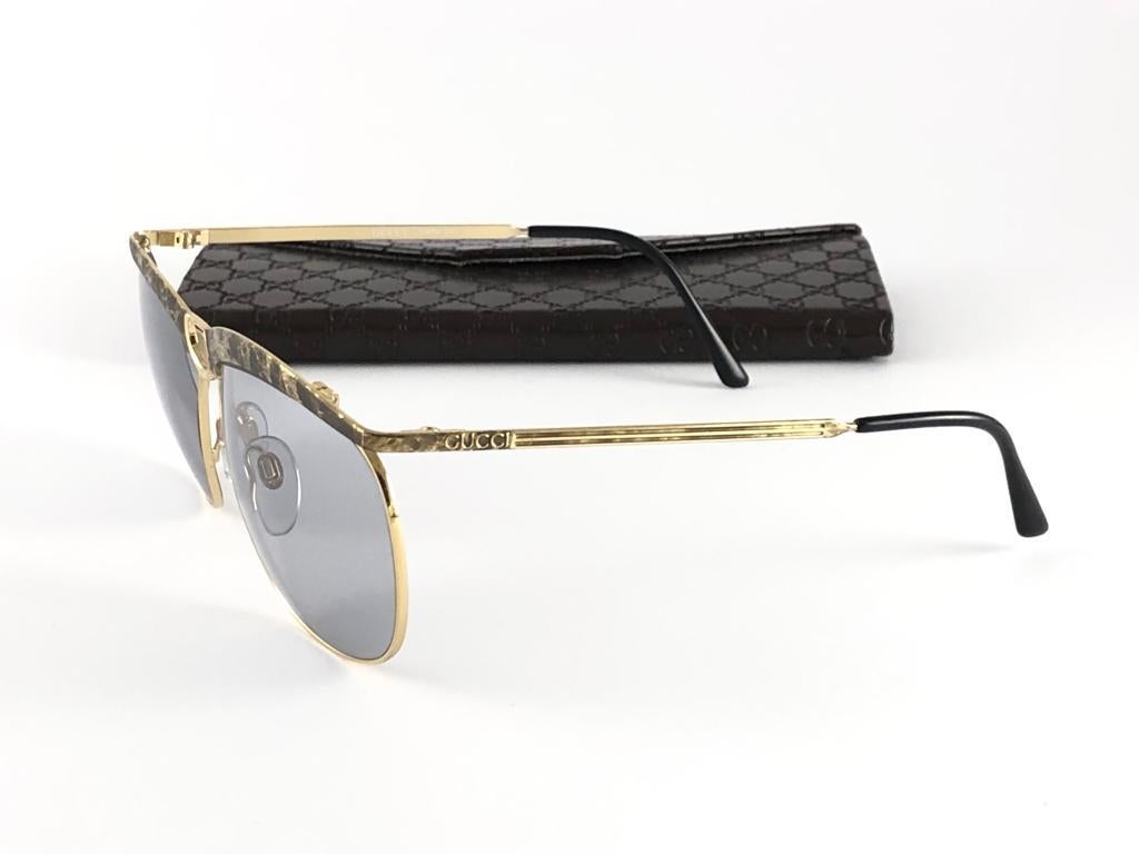 Vintage Gucci 2217, neu mit Etikett  Marmorierte & goldene Rahmen-Sonnenbrille 1980er Jahre Hergestellt in Italien (Grau) im Angebot