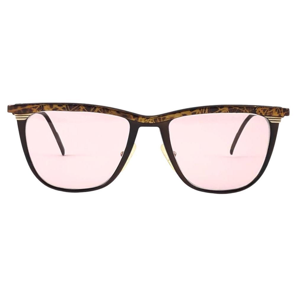 New Vintage Gucci sleek  marbled frame with light pink lenses. 
New never worn or displayed. 
This item could show minor sign of wear due to nearly 30 years of storage. Made in Italy.

Front                       14.5   cm
Lens Hight              