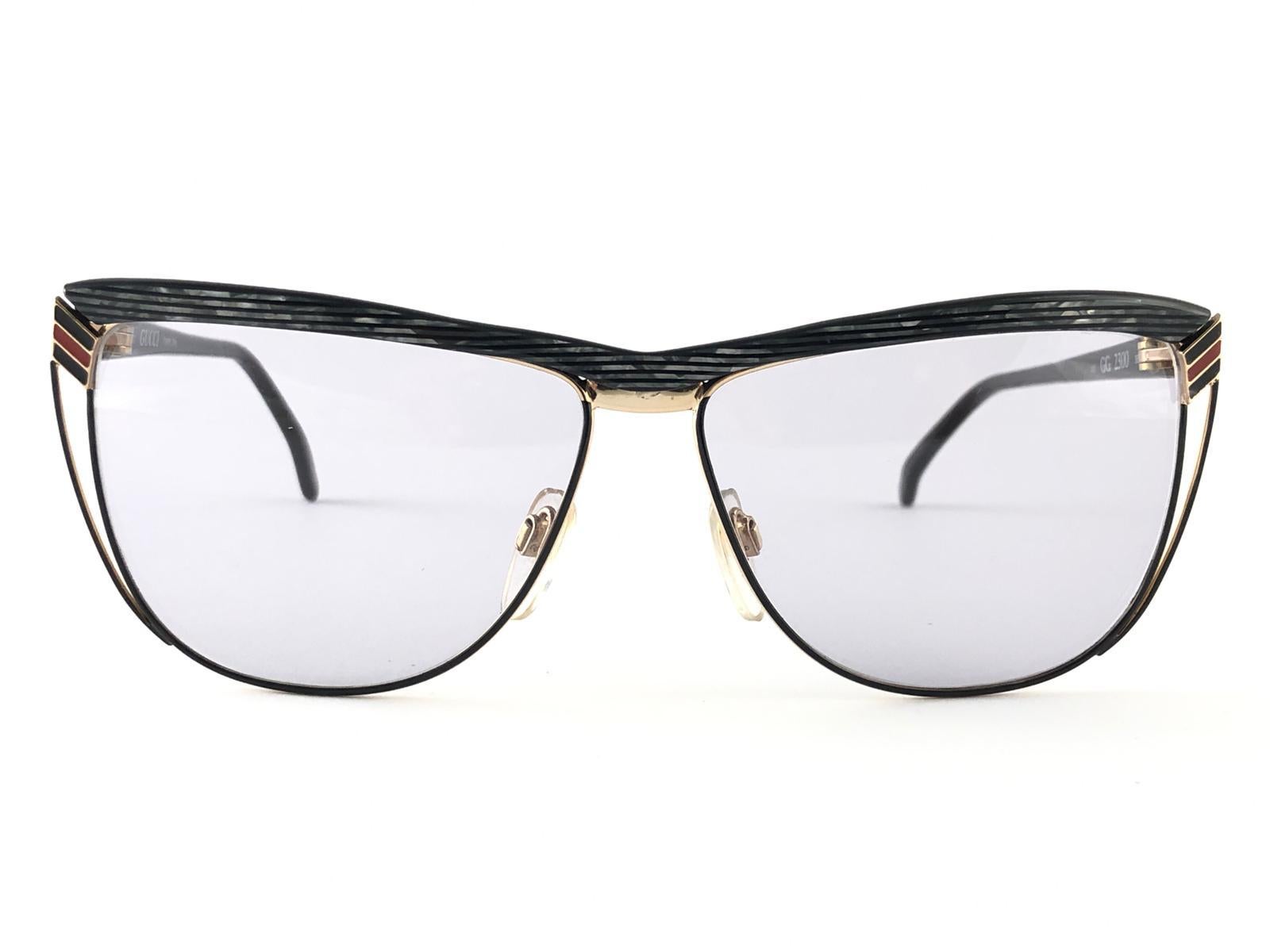 Neu Vintage Gucci schlank  marmorierter Rahmen mit mittelgrauen Gläsern. 
Neu, nie getragen oder ausgestellt. 
Dieser Artikel kann aufgrund der fast 30-jährigen Lagerung leichte Gebrauchsspuren aufweisen. Hergestellt in Italien.

Vorderseite        