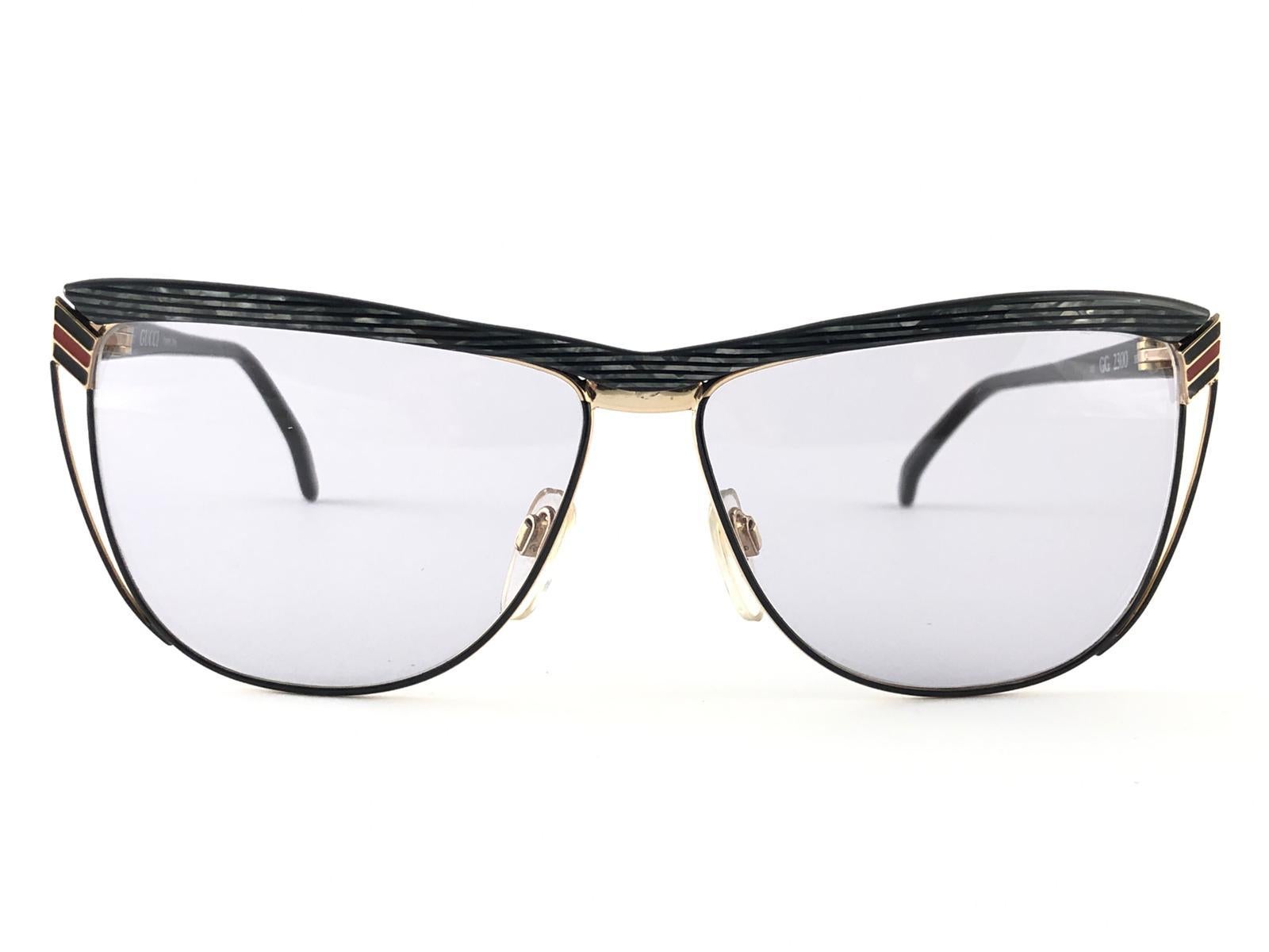 New Vintage Gucci sleek  marbled frame with medium grey lenses. 
New never worn or displayed. 
This item could show minor sign of wear due to nearly 30 years of storage. Made in Italy.

Front                       14     cm
Lens Hight             