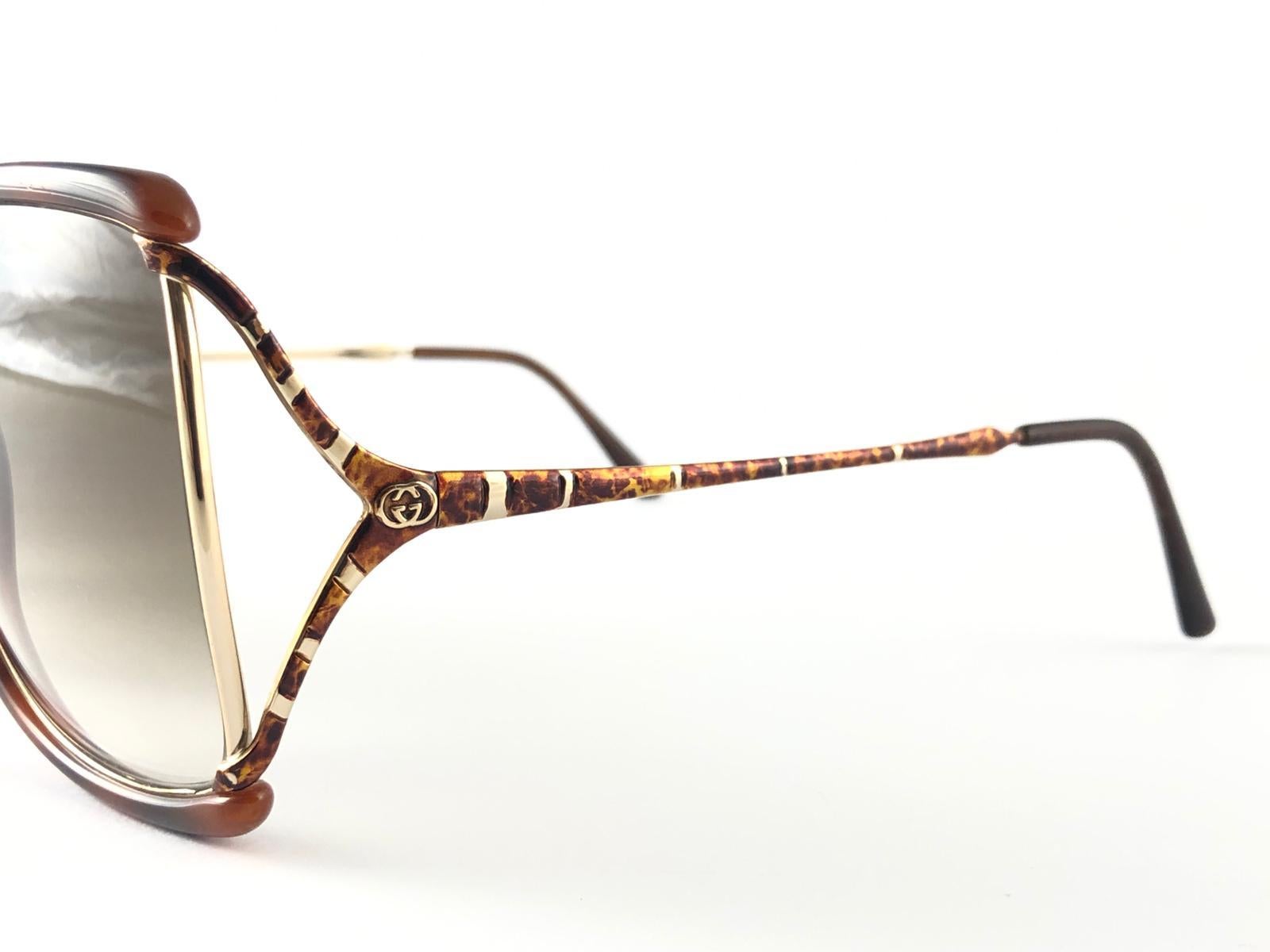New Vintage Gucci 2302 Tortoise & Gold Accents Sunglasses 1980's Made in Italy In New Condition In Baleares, Baleares