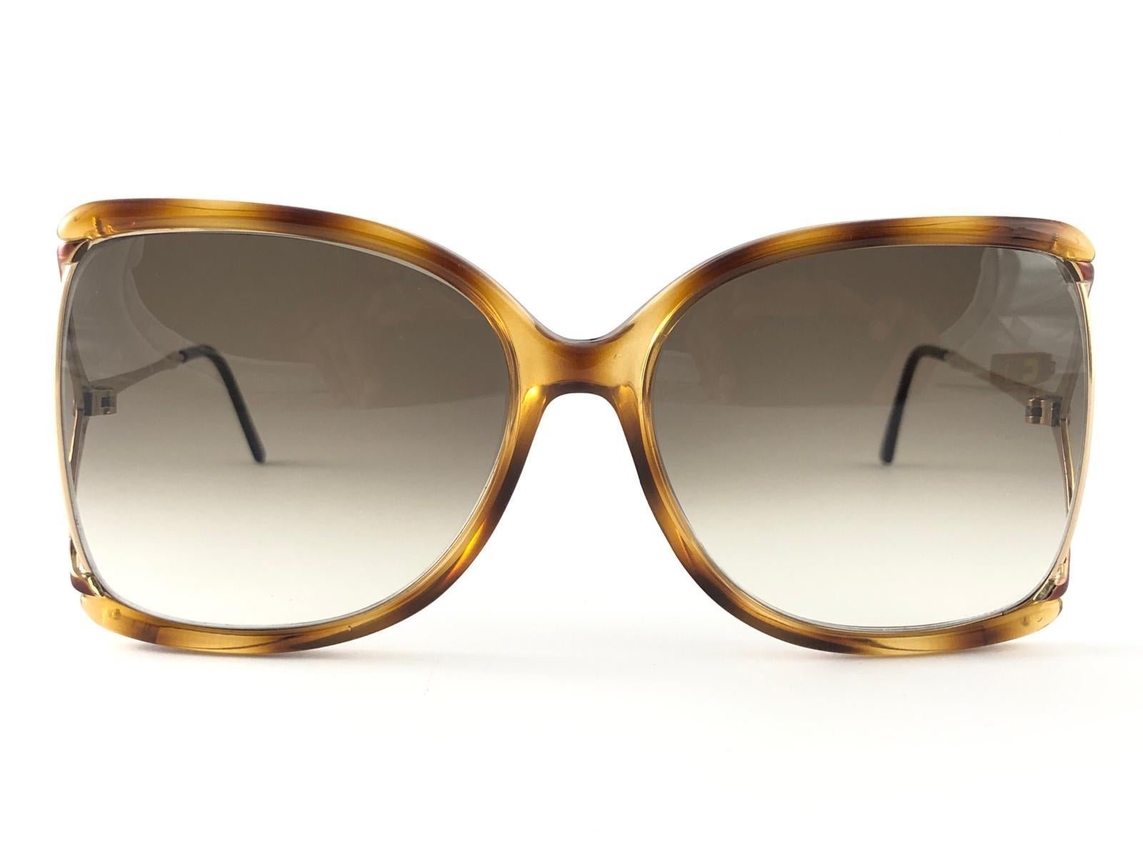 New Vintage Gucci tortoise & gold stunning Frame with gradient lenses. 
New never worn or displayed. 
This item could show minor sign of wear due to nearly 30 years of storage. Made in Italy.

Front 13 cm
Lense Hight 5 cm
Lense Width 5,5 cm
Temple