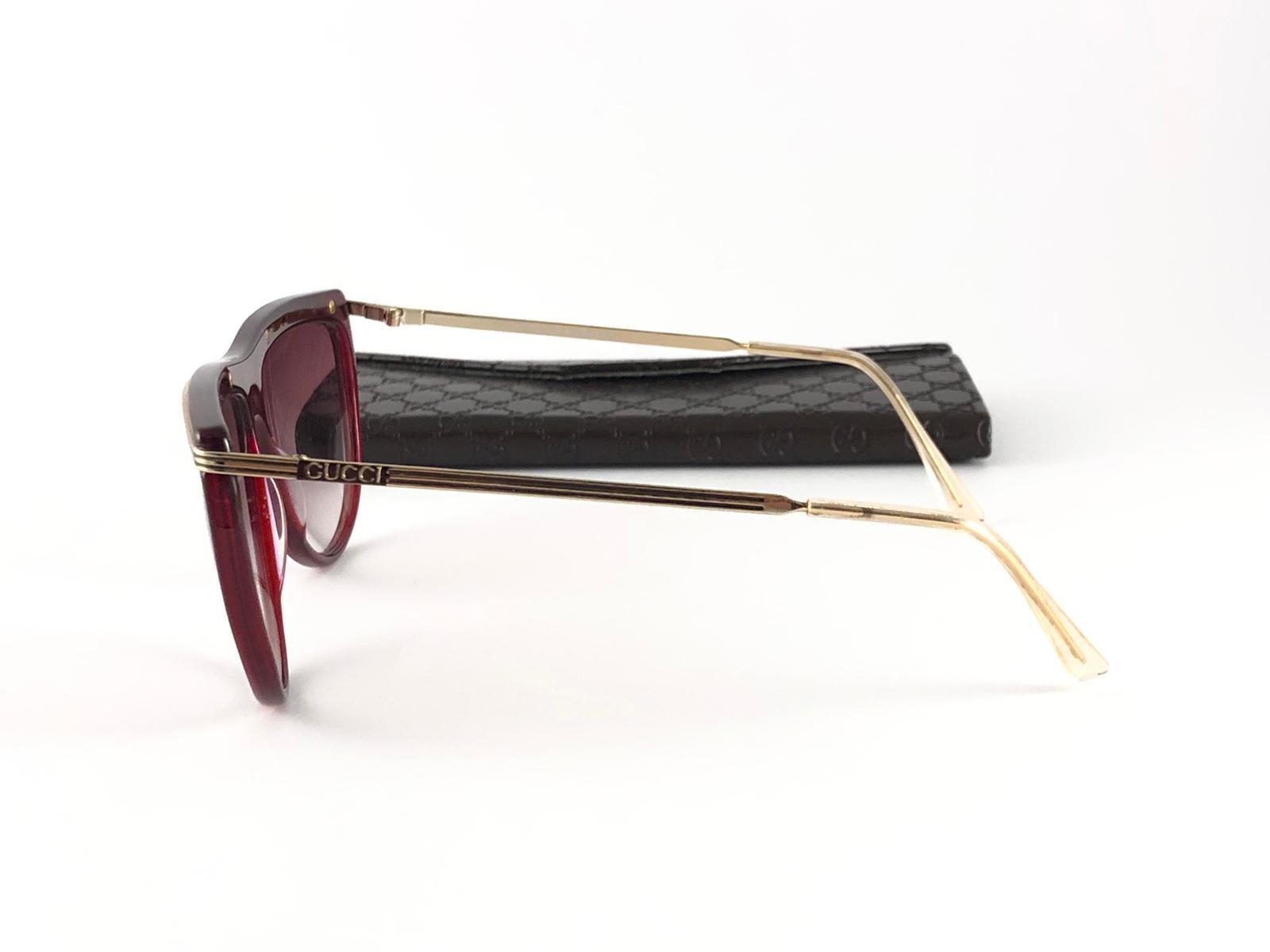 New Vintage Gucci 2303 Burgundy & Gold Accents Sunglasses 1980's Made in Italy In New Condition In Baleares, Baleares
