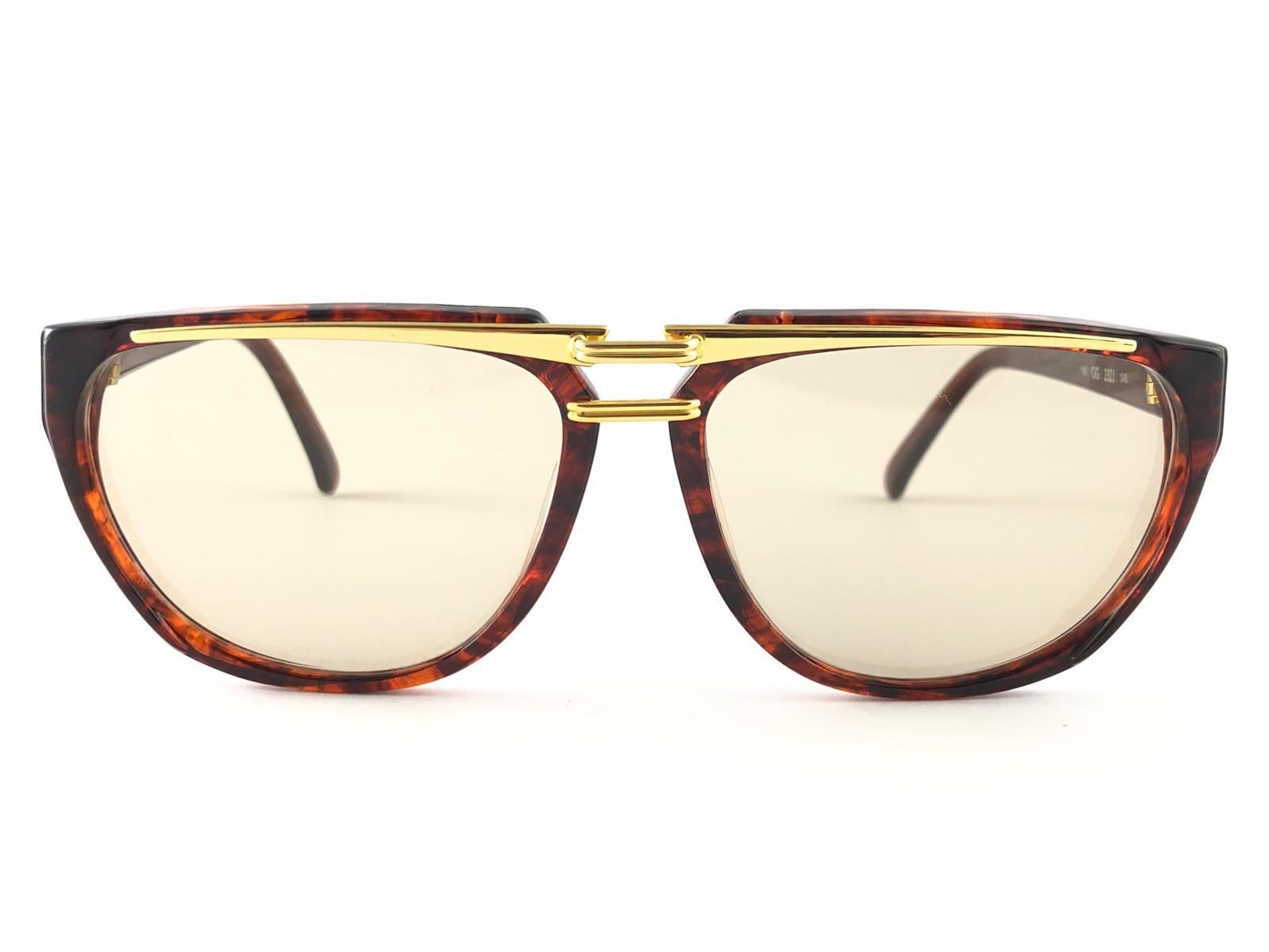 New Vintage Gucci tortoise & gold stunning Frame with light brown lenses. 
New never worn or displayed. 
This item could show minor sign of wear due to nearly 30 years of storage. Made in Italy.

Front                       13.5   cm
Lens Hight     