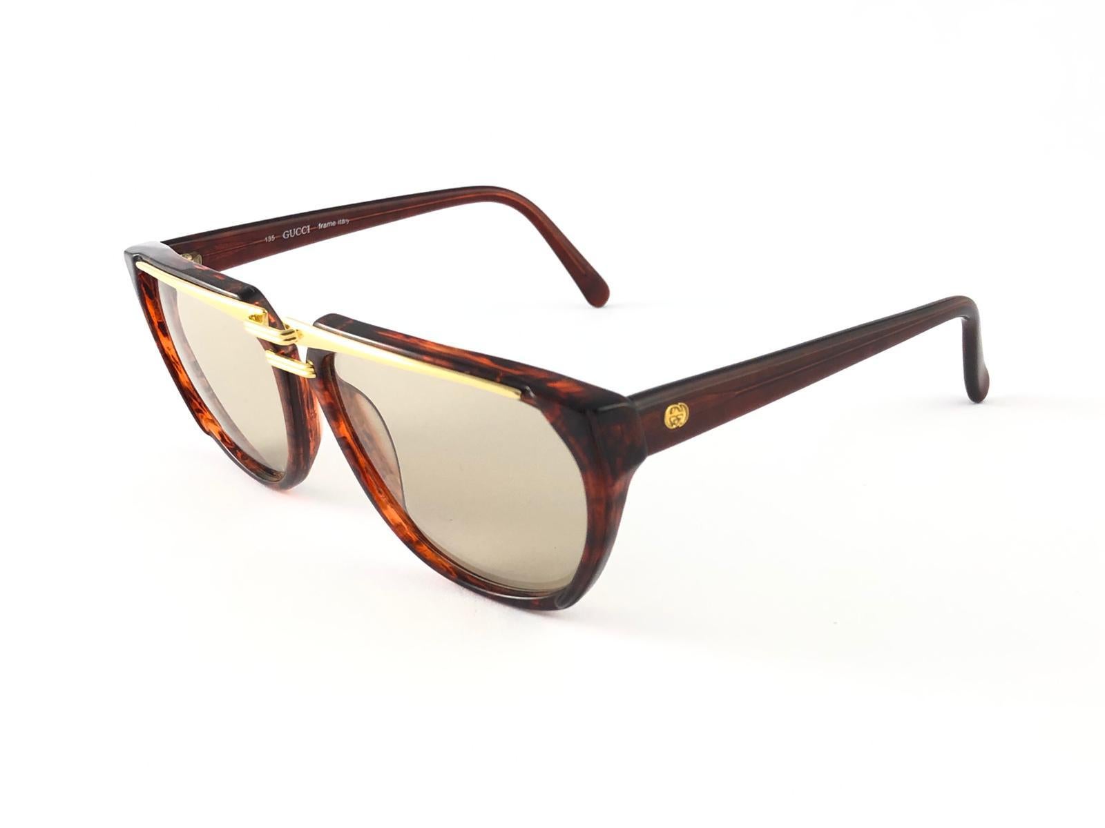 New Vintage Gucci 2321 Tortoise & Gold Accents Sunglasses 1980's Made in Italy In New Condition In Baleares, Baleares