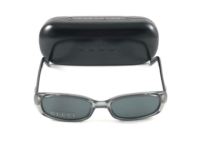 Neu Vintage Gucci 2452/S Transluzente graue Sonnenbrille 1990er Jahre Made  in Italy Y2K im Angebot bei 1stDibs
