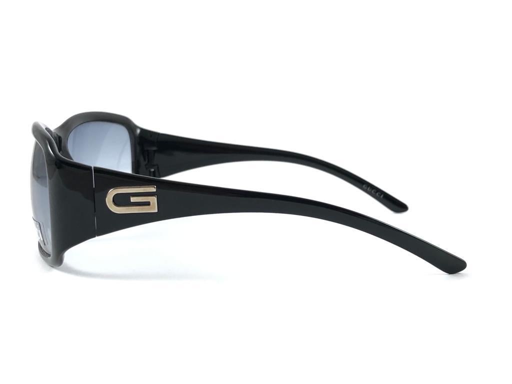 Women's or Men's New Vintage Gucci 2550/S Black Optyl Sunglasses 1990's Made in Italy Y2K For Sale