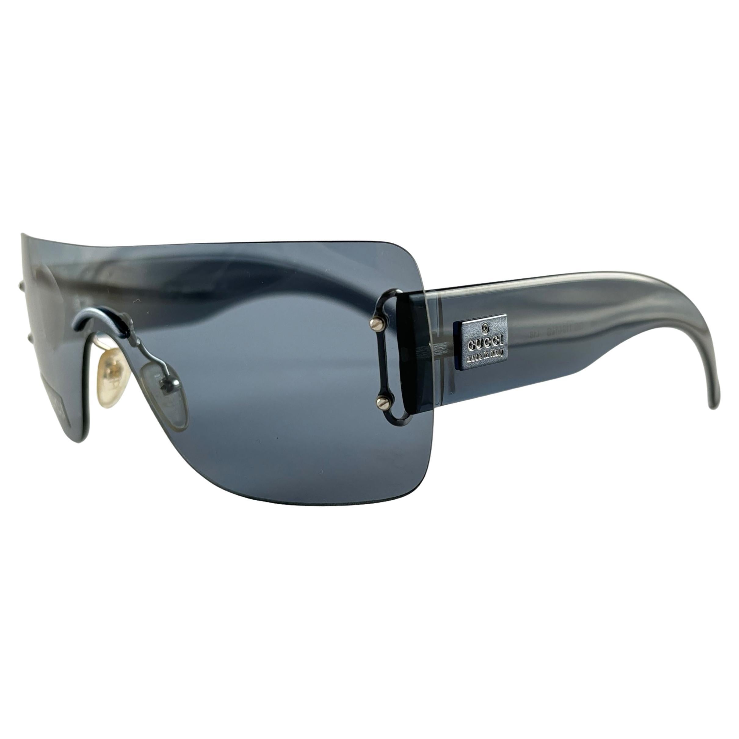New Vintage Gucci Screen Y2K Blue Mono Lens Sunglasses.
New Never Worn Or Displayed. 
Cet article présente des signes mineurs d'usure  Les lentilles ont été stockées pendant près de 30 ans. Fabriqué en Italie.

Avant                     15  