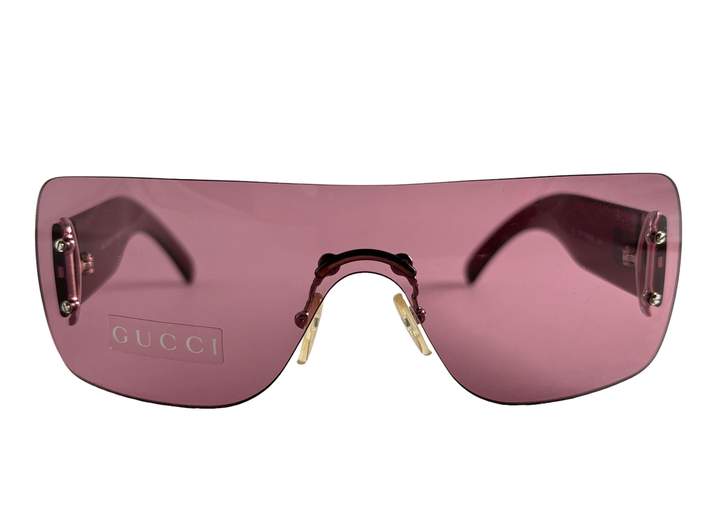 New Vintage Gucci Screen Y2K Rose Mono Lens Sunglasses.
New Never Worn Or Displayed. 
Cet article présente des signes mineurs d'usure  Les lentilles ont été stockées pendant près de 30 ans. Fabriqué en Italie.

Avant                     15  