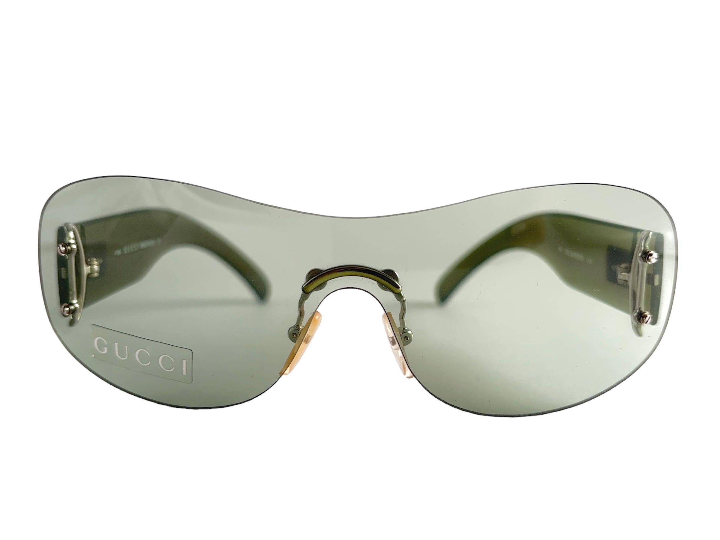 Nuevas Gafas de Sol Vintage Gucci Screen Y2K Green Mono Lens.
Nuevo, nunca usado ni expuesto. 
Este artículo presenta pequeños signos de desgaste en  las lentes debido a casi 30 años de almacenamiento. Fabricado en Italia.

Frente                  