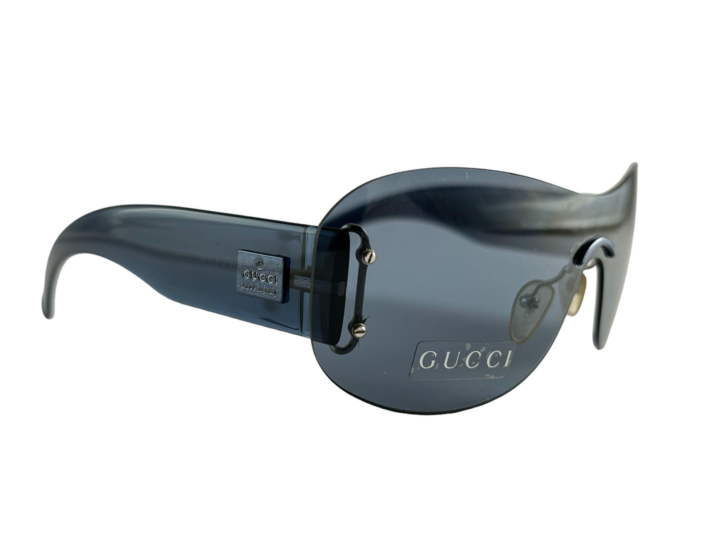 New Vintage Gucci Screen Y2K Grey Mono Lens Sunglasses.
New Never Worn Or Displayed. 
Cet article présente des signes mineurs d'usure  Les lentilles ont été stockées pendant près de 30 ans. Fabriqué en Italie.

Avant                   16.5  