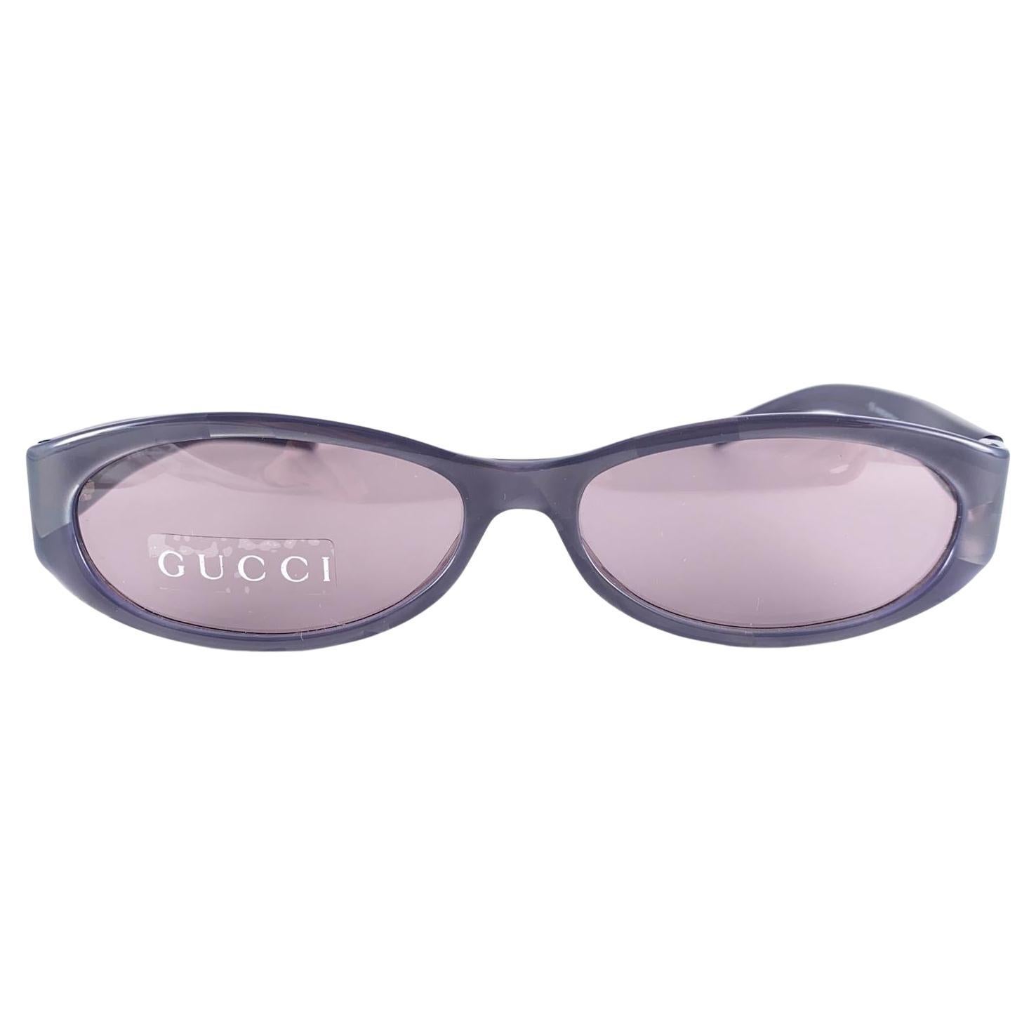 New Vintage Gucci Y2K Sleek Frame Sonnenbrille.
Neu, nie getragen oder ausgestellt. 
Dieser Artikel weist aufgrund von fast 30 Jahren Lagerung Gebrauchsspuren auf den Gläsern auf. Hergestellt in Italien.

Vorderseite                     14   cm
Höhe