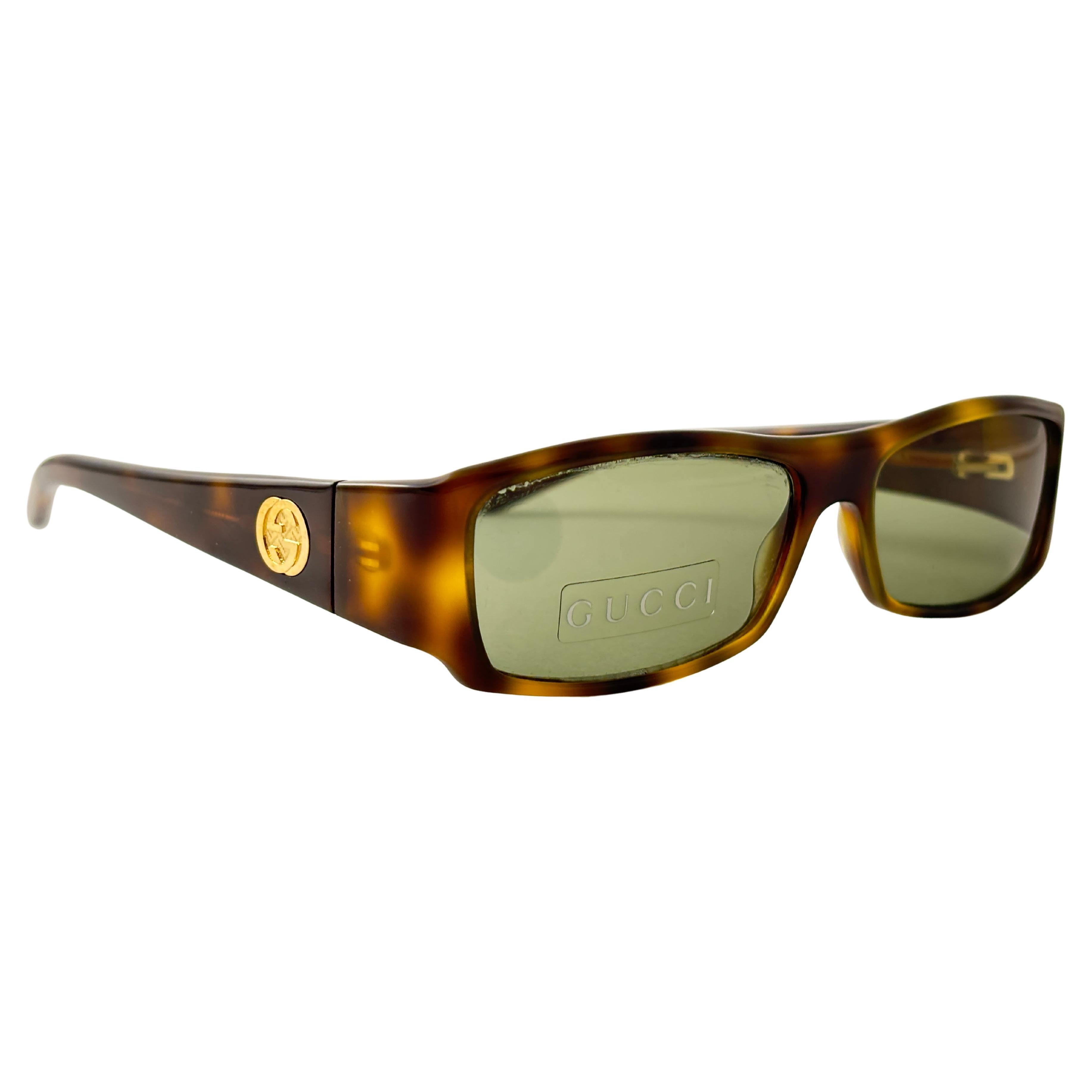 New Vintage Gucci Y2K Sleek Tortoise Frame Sonnenbrille.
Neu Nie getragen oder ausgestellt. 
Dieses Element zeigen Zeichen der Abnutzung auf den Linsen aufgrund von fast 30 Jahren Lagerung. Hergestellt in Italien.

Vorderseite                     14