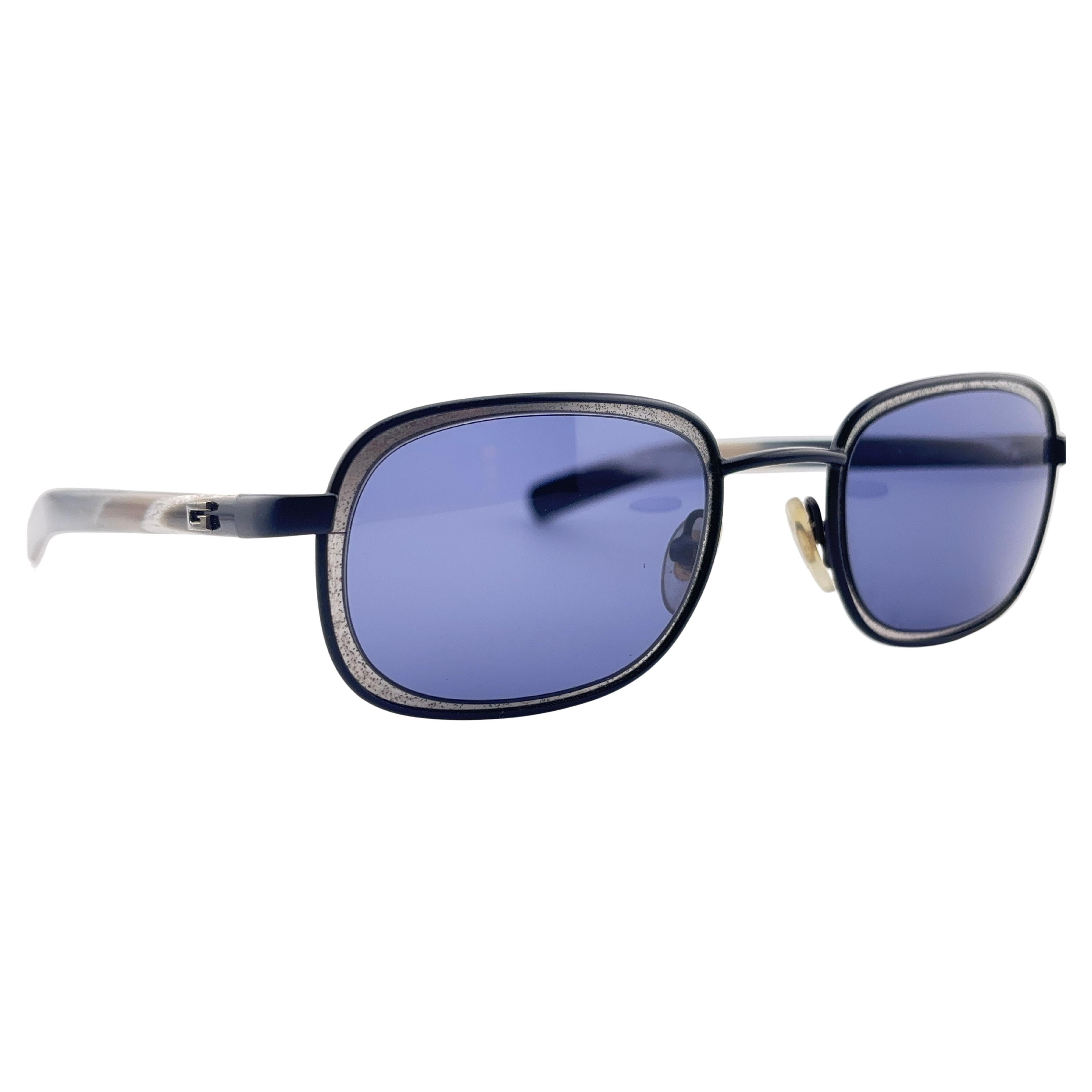 Nuevas gafas de sol vintage Gucci Y2K con montura gris y plateada.
Nuevo Nunca usado ni expuesto. 
Este Artículo Muestra Signos De Desgaste En Las Lentes Debido A Casi 30 Años De Almacenamiento. Fabricado en Italia.

Frente                   13.5  