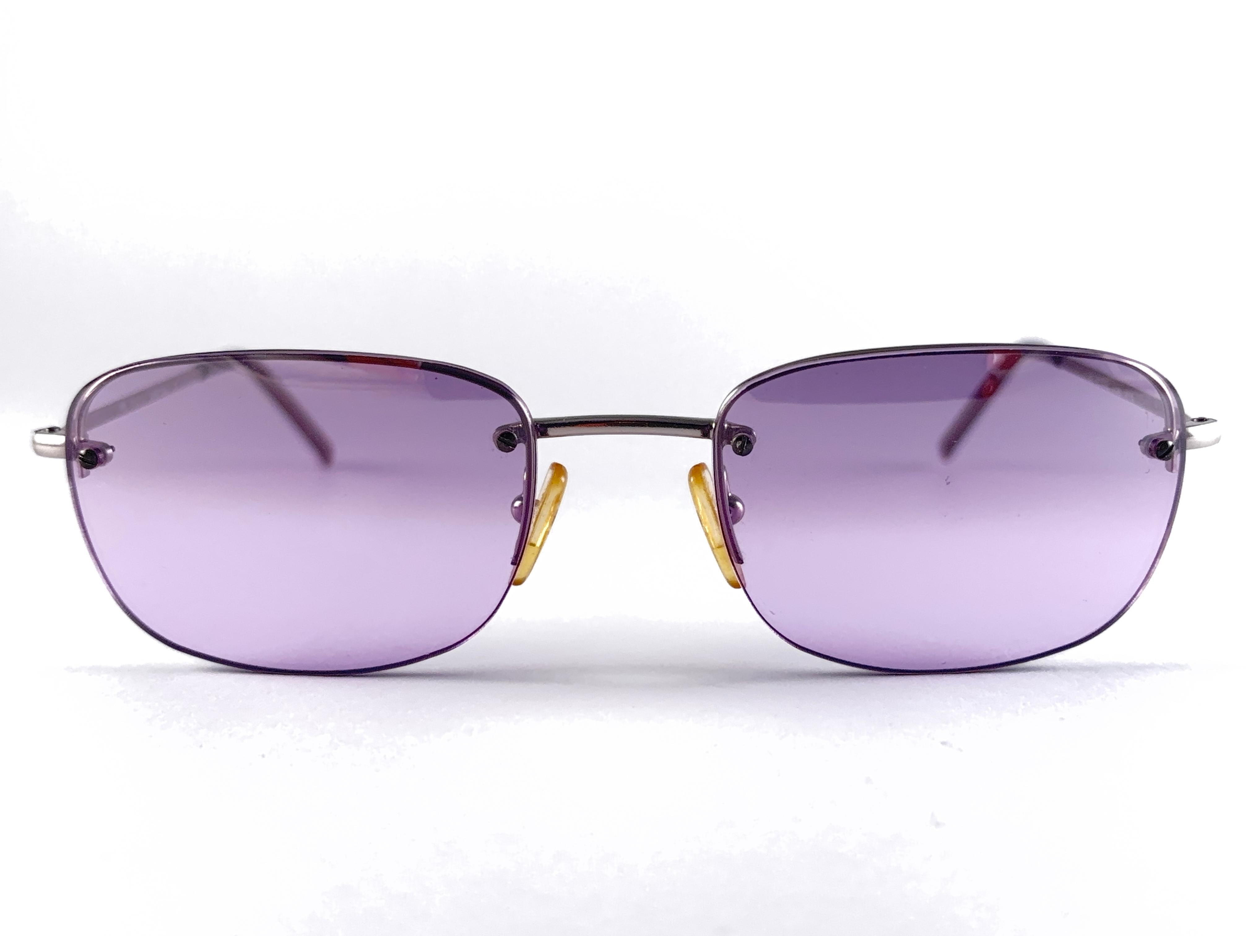 New Vintage Gucci Rimless Y2K Purple Semi Rimless Sunglasses.
New Never Worn Or Displayed. 
Cet article présente des signes d'usure sur les lentilles en raison de près de 30 ans de stockage. Fabriqué en Italie.

Avant                     14  