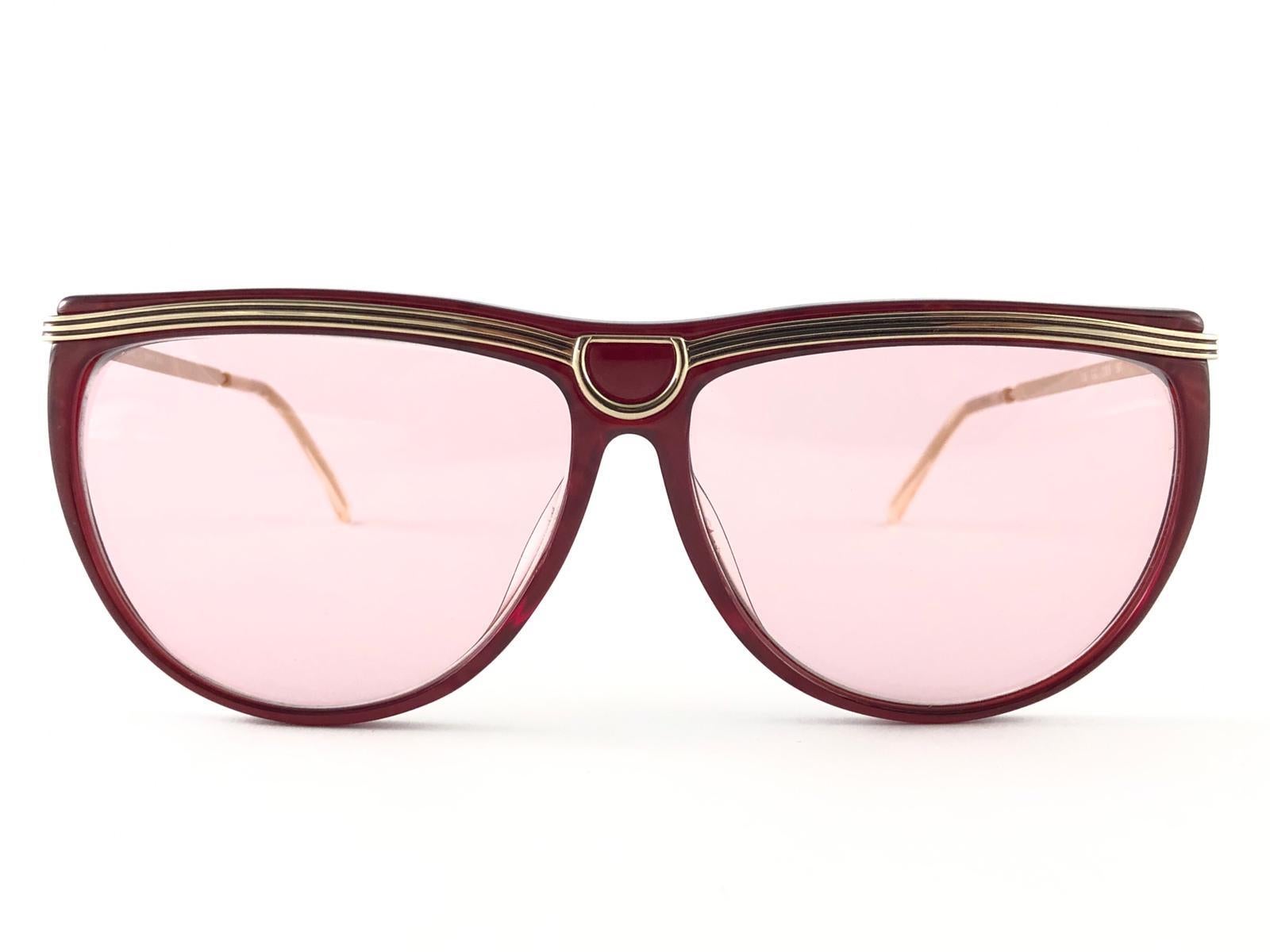 New Vintage Gucci Burgundy & Gold Stunning Frame mit mauve Gläser. 
Neu, nie getragen oder ausgestellt. 
Dieser Artikel kann aufgrund der fast 30-jährigen Lagerung leichte Gebrauchsspuren aufweisen. Hergestellt in Italien.

Vorderseite              