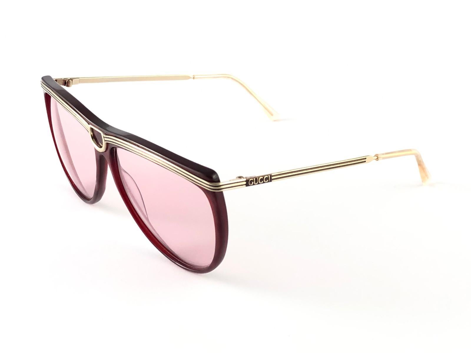 Neu Vintage Gucci 2303 Sonnenbrille mit Gold- und Burgunder-Akzenten, 1980er Jahre, hergestellt in Italien im Zustand „Neu“ im Angebot in Baleares, Baleares