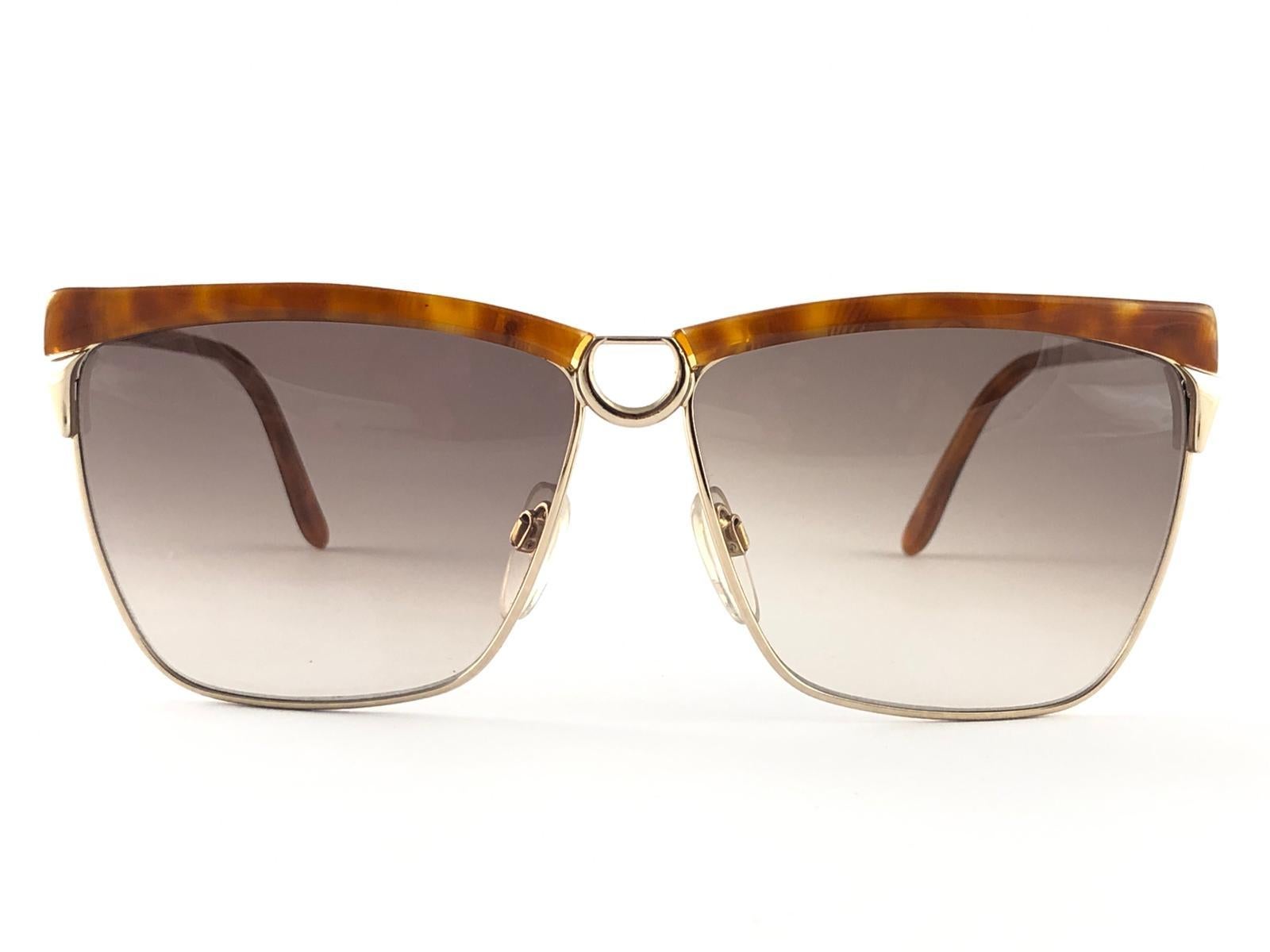 New Vintage Gucci Gold & Marbled Stunning Frame with brown gradient lenses. 
New never worn or displayed. 
This item could show minor sign of wear due to nearly 30 years of storage. Made in Italy.

Front                         14     cm
Lense Hight