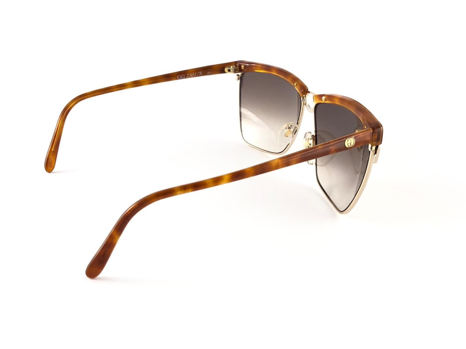 Women's or Men's New Vintage Gucci Gold & Marbled 2301 Accents Sunglasses 1980's Made in Italy