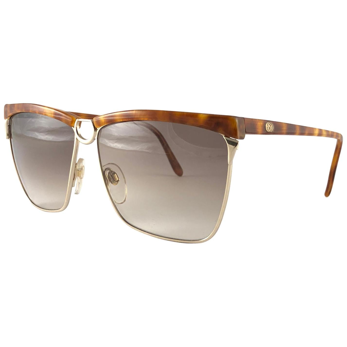 Gucci Mirrored with Gold Hardware Sunglasses For Sale at 1stDibs
