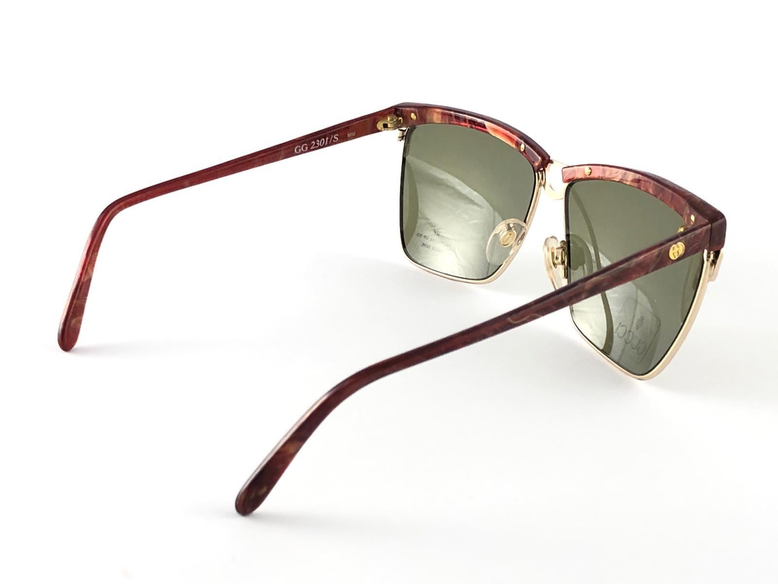 Women's or Men's New Vintage Gucci Gold & Marbled 2301/S Accents Sunglasses 1980's Made in Italy For Sale